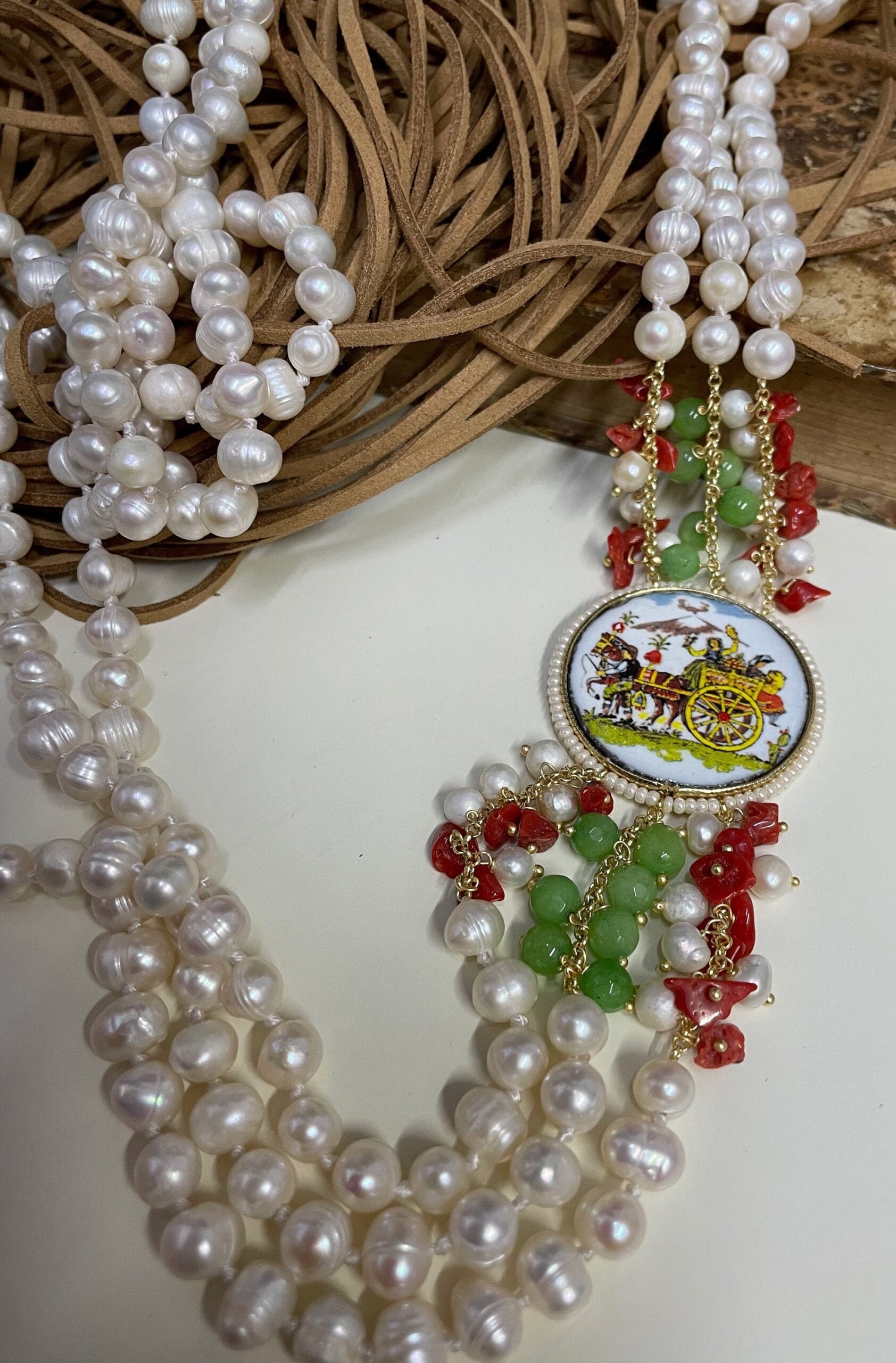 Collana siciliana artigianale multifilo, con mattonella di Caltagirone, Carretto siciliano, coralli e agata verde. Collane con Mattonelle Caltagirone