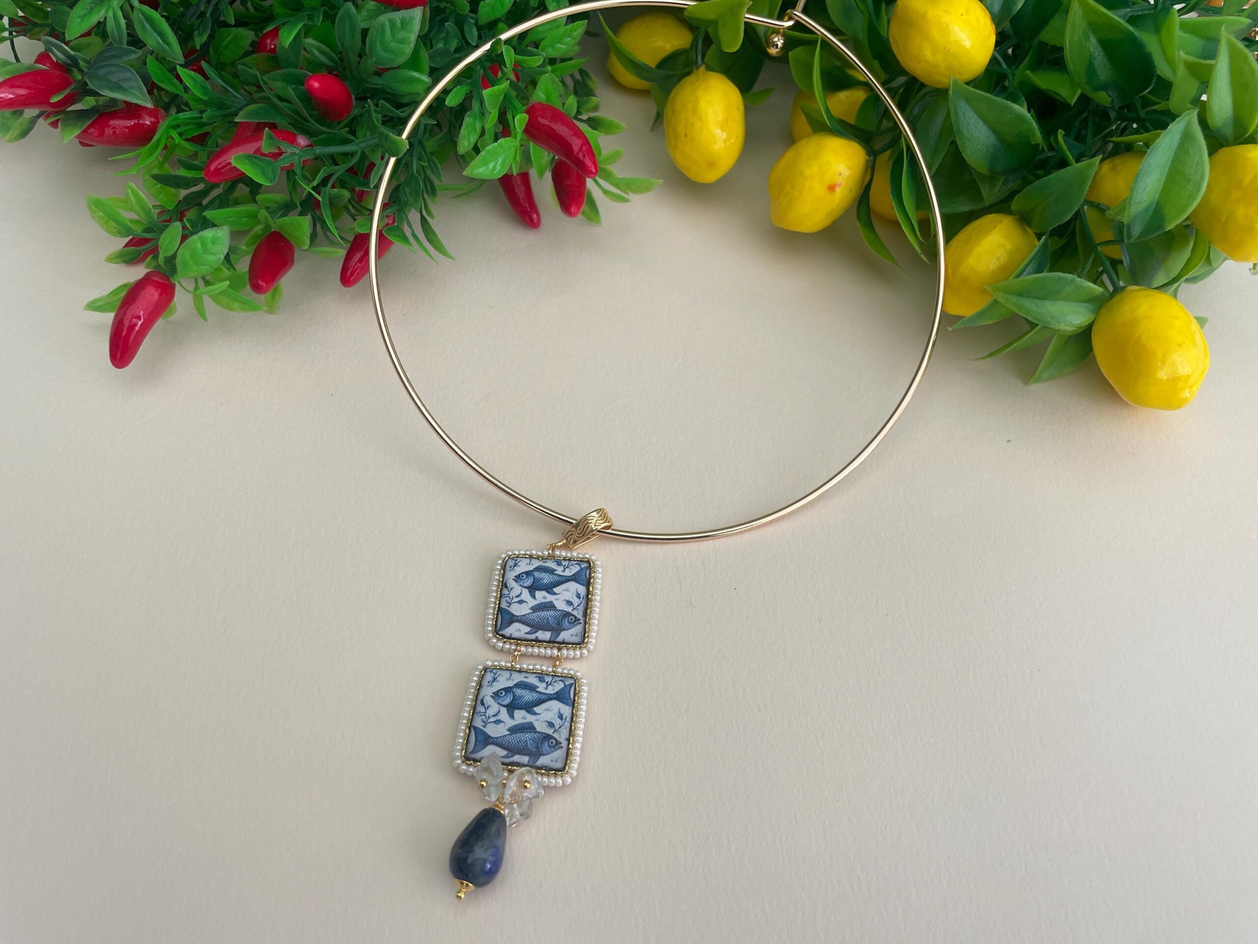 Collare rigido con ciondolo di doppia mattonella di Caltagirone, fantasia Pesci blu, perla a goccia di lapislazzuli. Collane con Mattonelle Caltagirone