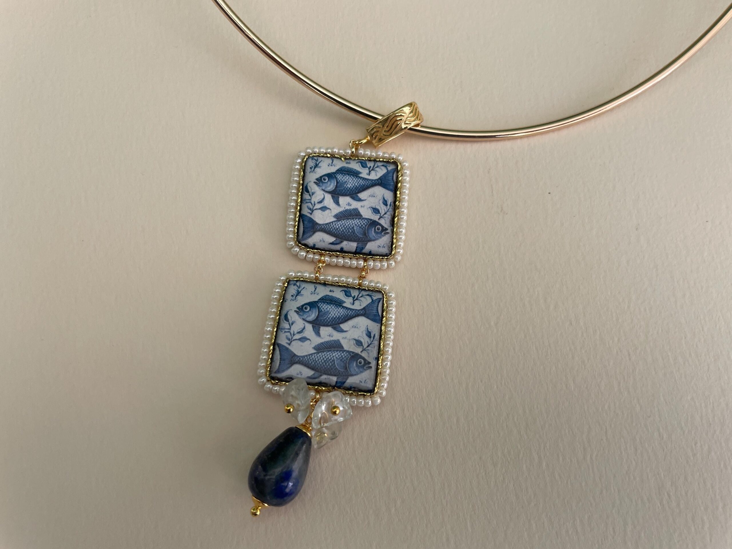 Collare rigido con ciondolo di doppia mattonella di Caltagirone, fantasia Pesci blu, perla a goccia di lapislazzuli. Collane con Mattonelle Caltagirone