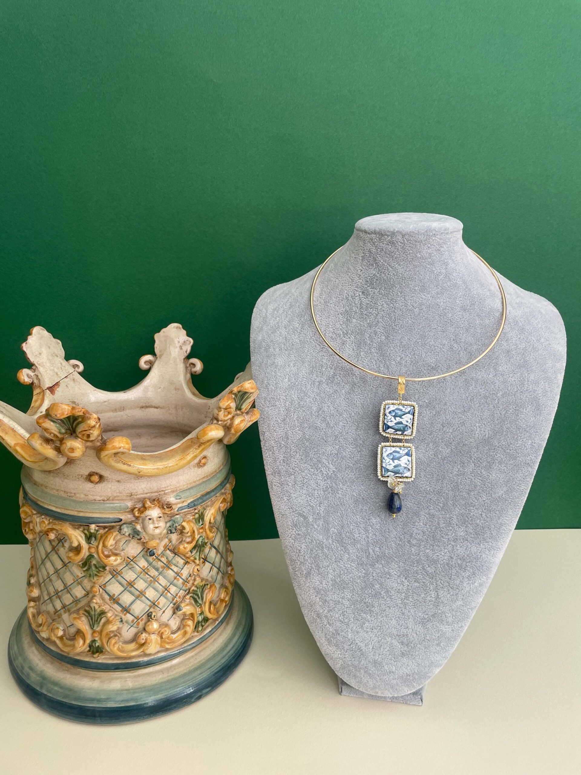 Collare rigido con ciondolo di doppia mattonella di Caltagirone, fantasia Pesci blu, perla a goccia di lapislazzuli. Collane con Mattonelle Caltagirone