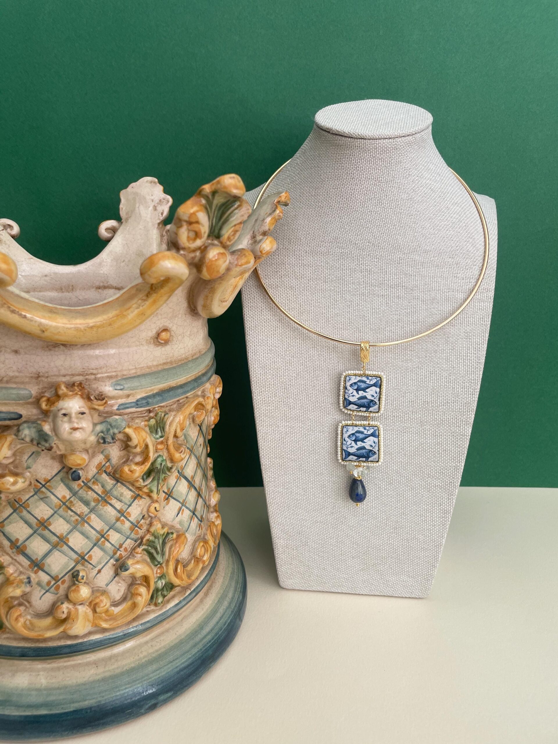 Collare rigido con ciondolo di doppia mattonella di Caltagirone, fantasia Pesci blu, perla a goccia di lapislazzuli. Collane con Mattonelle Caltagirone