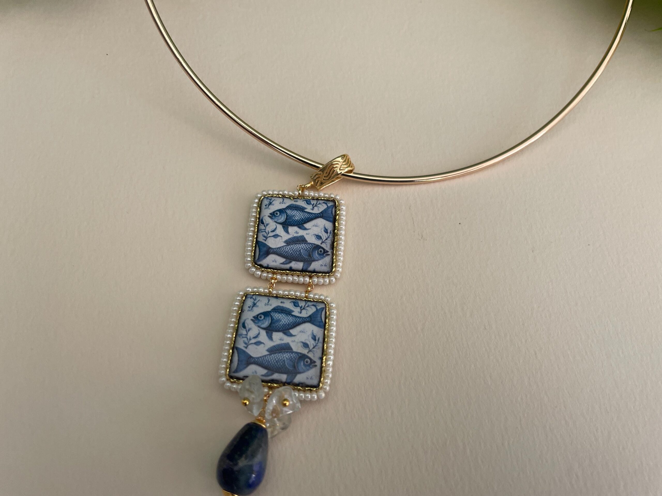 Collare rigido con ciondolo di doppia mattonella di Caltagirone, fantasia Pesci blu, perla a goccia di lapislazzuli. Collane con Mattonelle Caltagirone