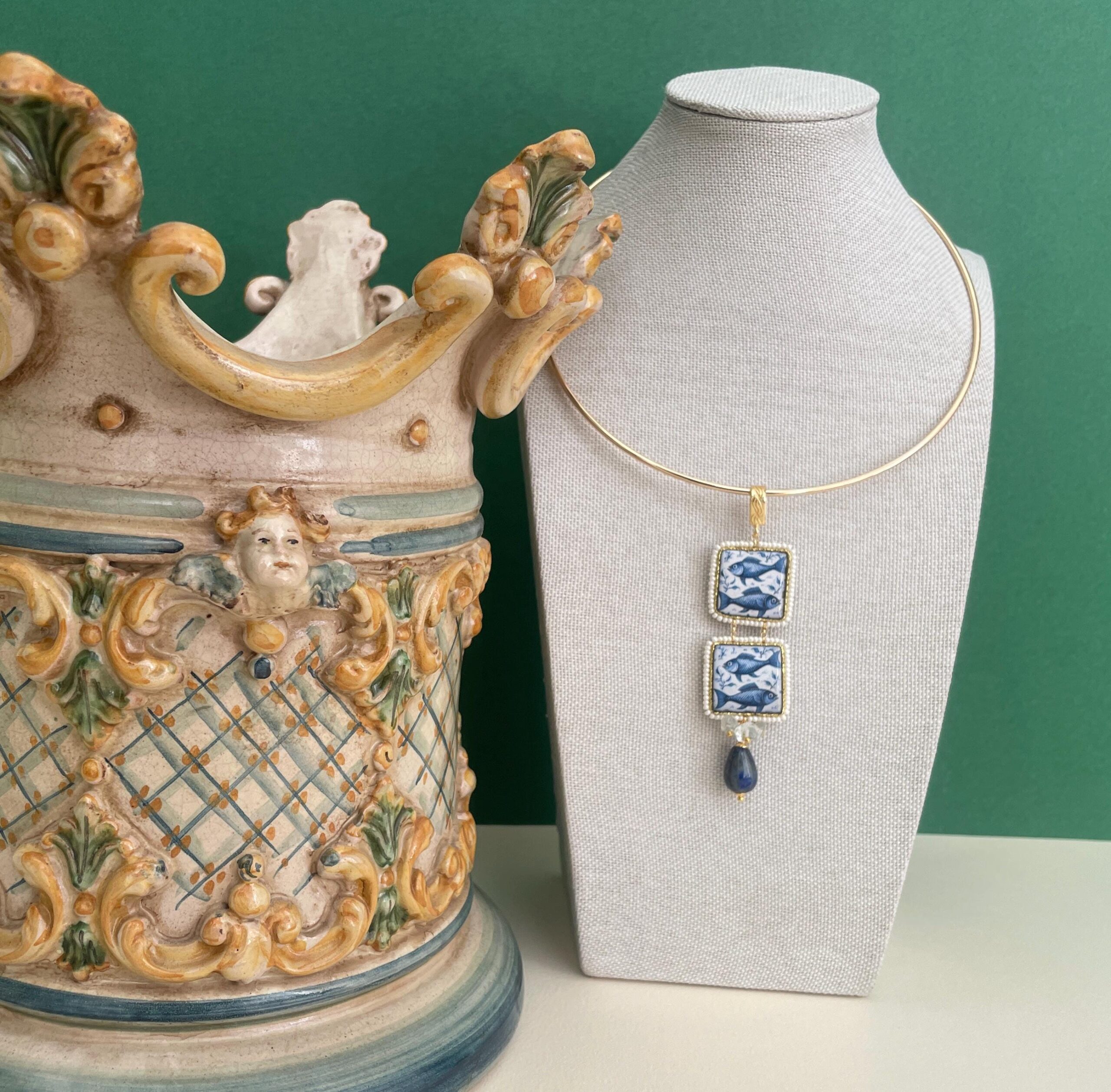 Collare rigido con ciondolo di doppia mattonella di Caltagirone, fantasia Pesci blu, perla a goccia di lapislazzuli. Collane con Mattonelle Caltagirone