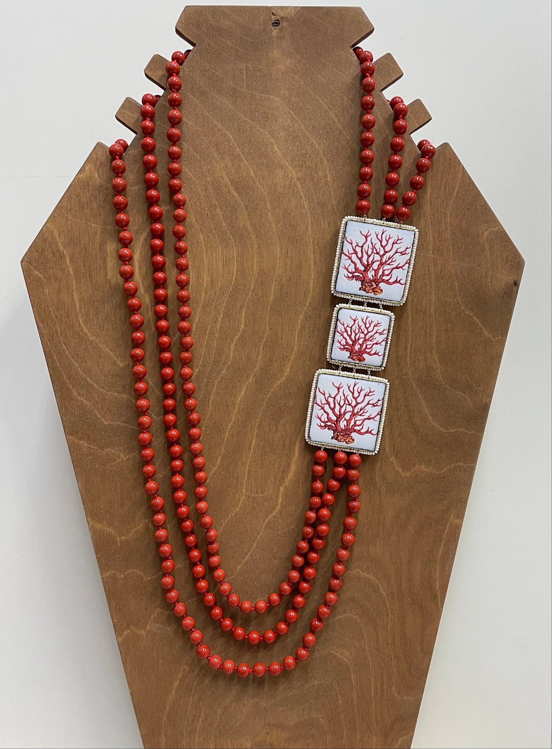 Collana siciliana con triplo filo di perle maiorca rosse e mattonelle in ceramica di Caltagirone. Collane con Mattonelle Caltagirone