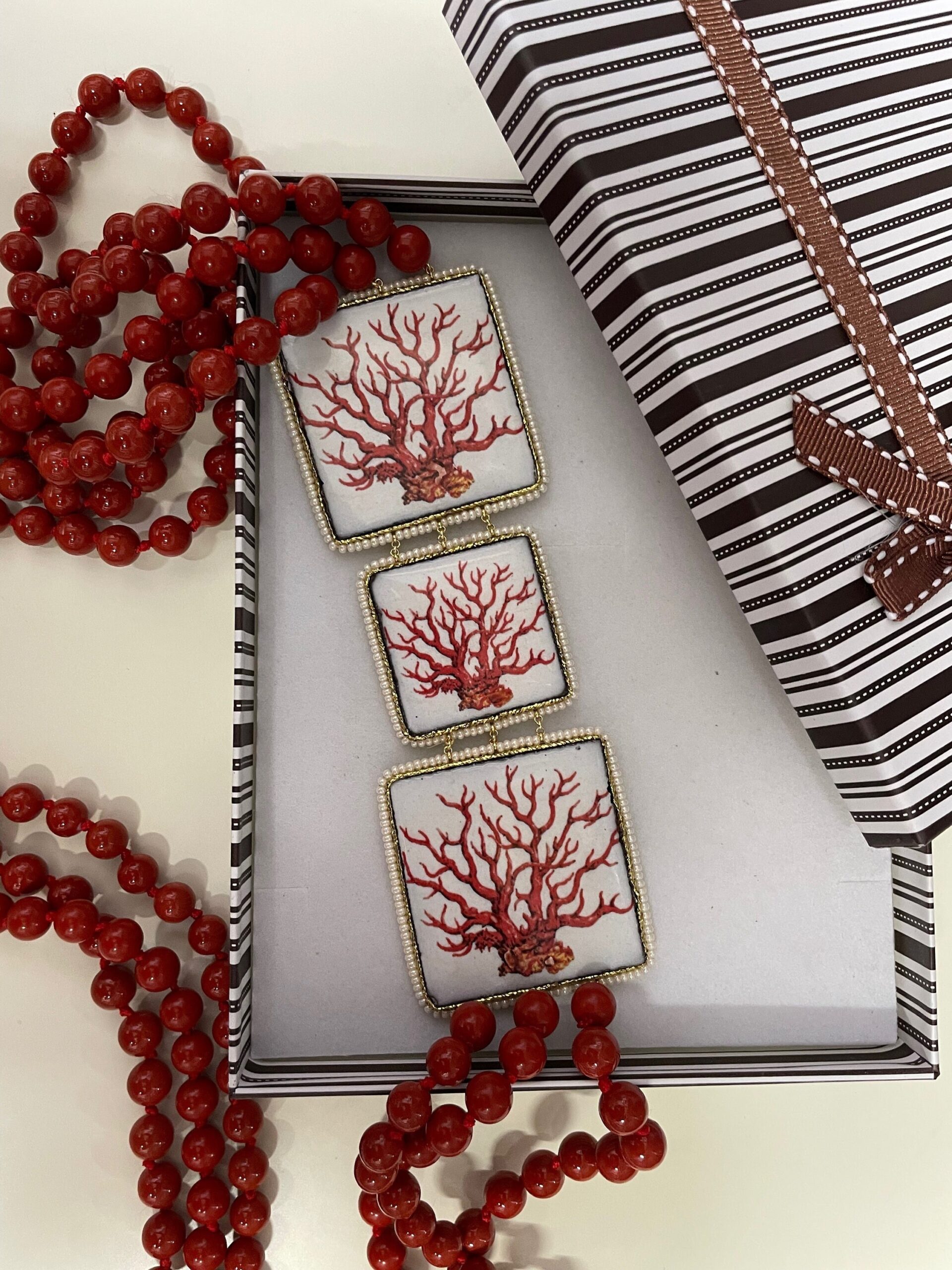 Collana siciliana con triplo filo di perle maiorca rosse e mattonelle in ceramica di Caltagirone. Collane con Mattonelle Caltagirone