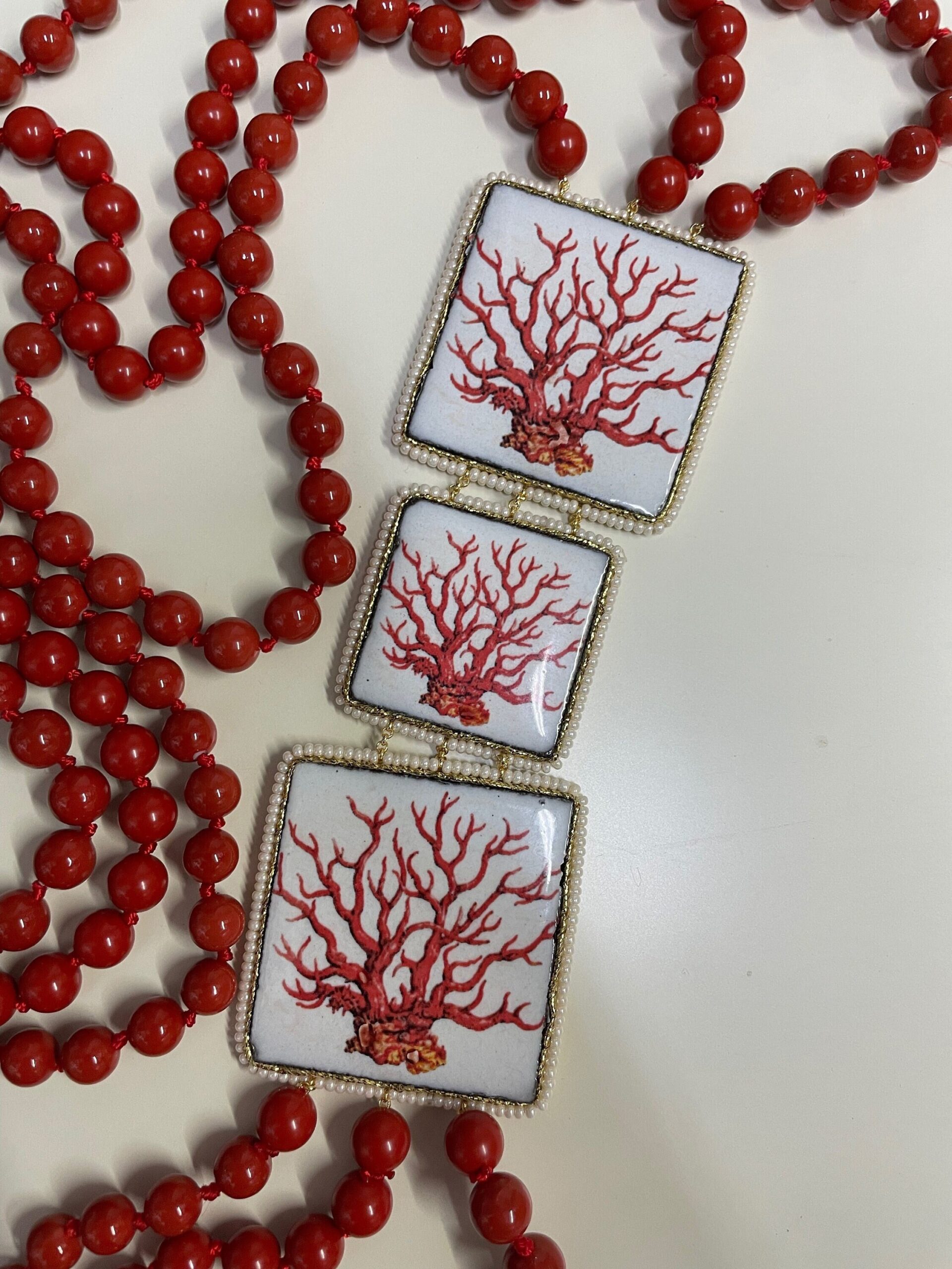 Collana siciliana con triplo filo di perle maiorca rosse e mattonelle in ceramica di Caltagirone. Collane con Mattonelle Caltagirone