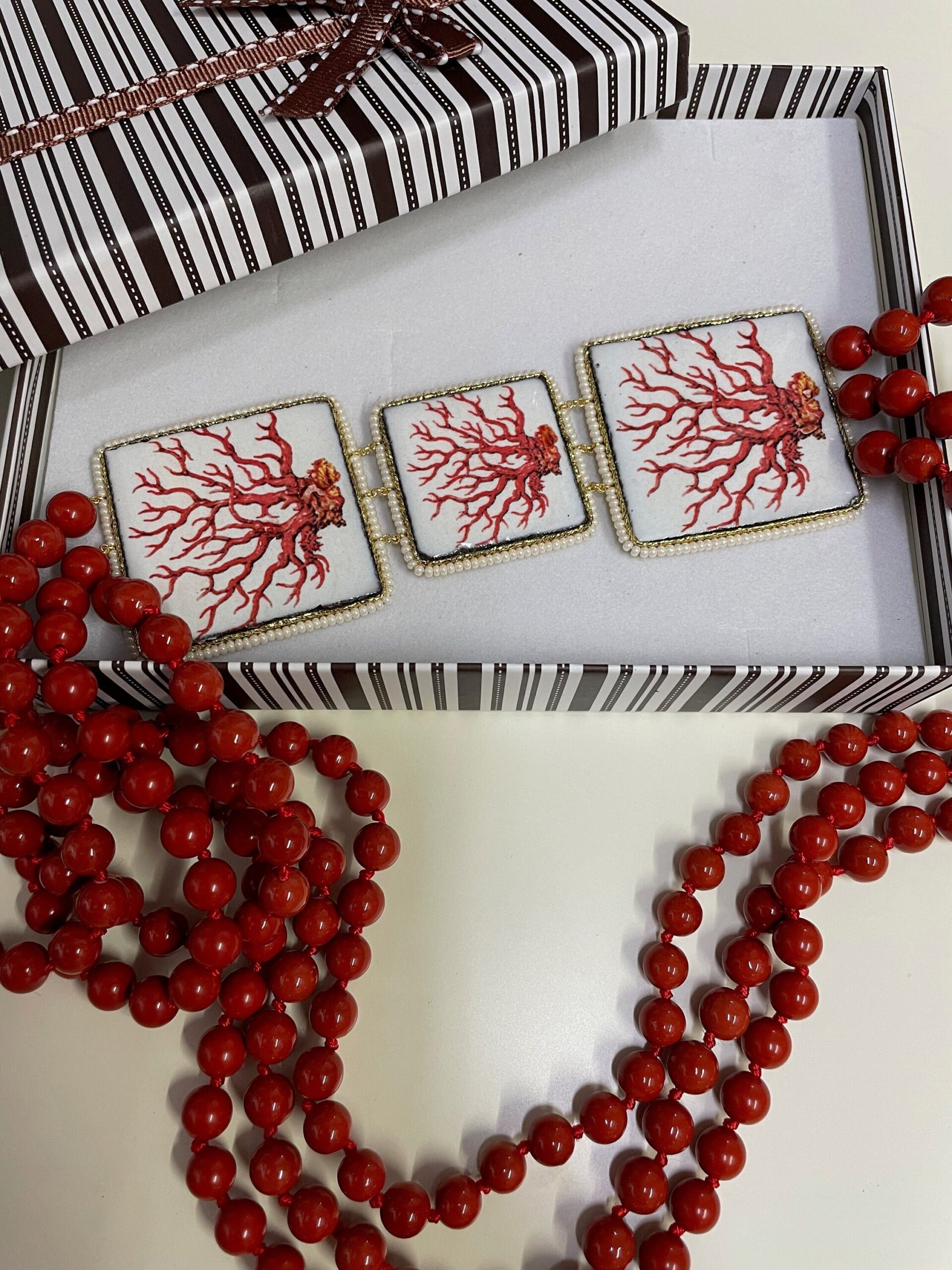 Collana siciliana con triplo filo di perle maiorca rosse e mattonelle in ceramica di Caltagirone. Collane con Mattonelle Caltagirone