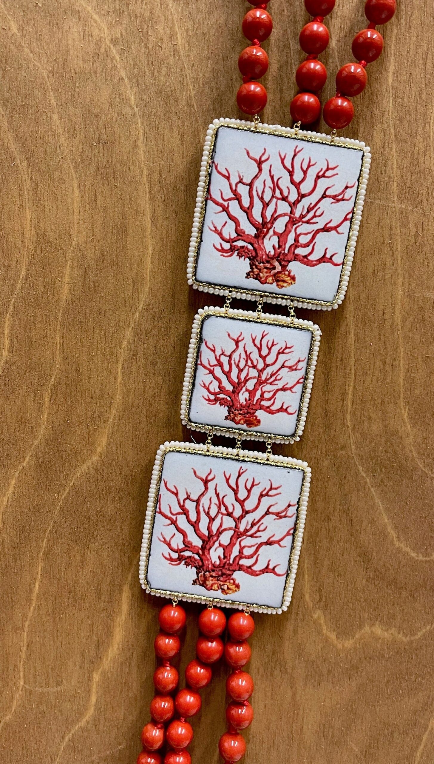 Collana siciliana con triplo filo di perle maiorca rosse e mattonelle in ceramica di Caltagirone. Collane con Mattonelle Caltagirone