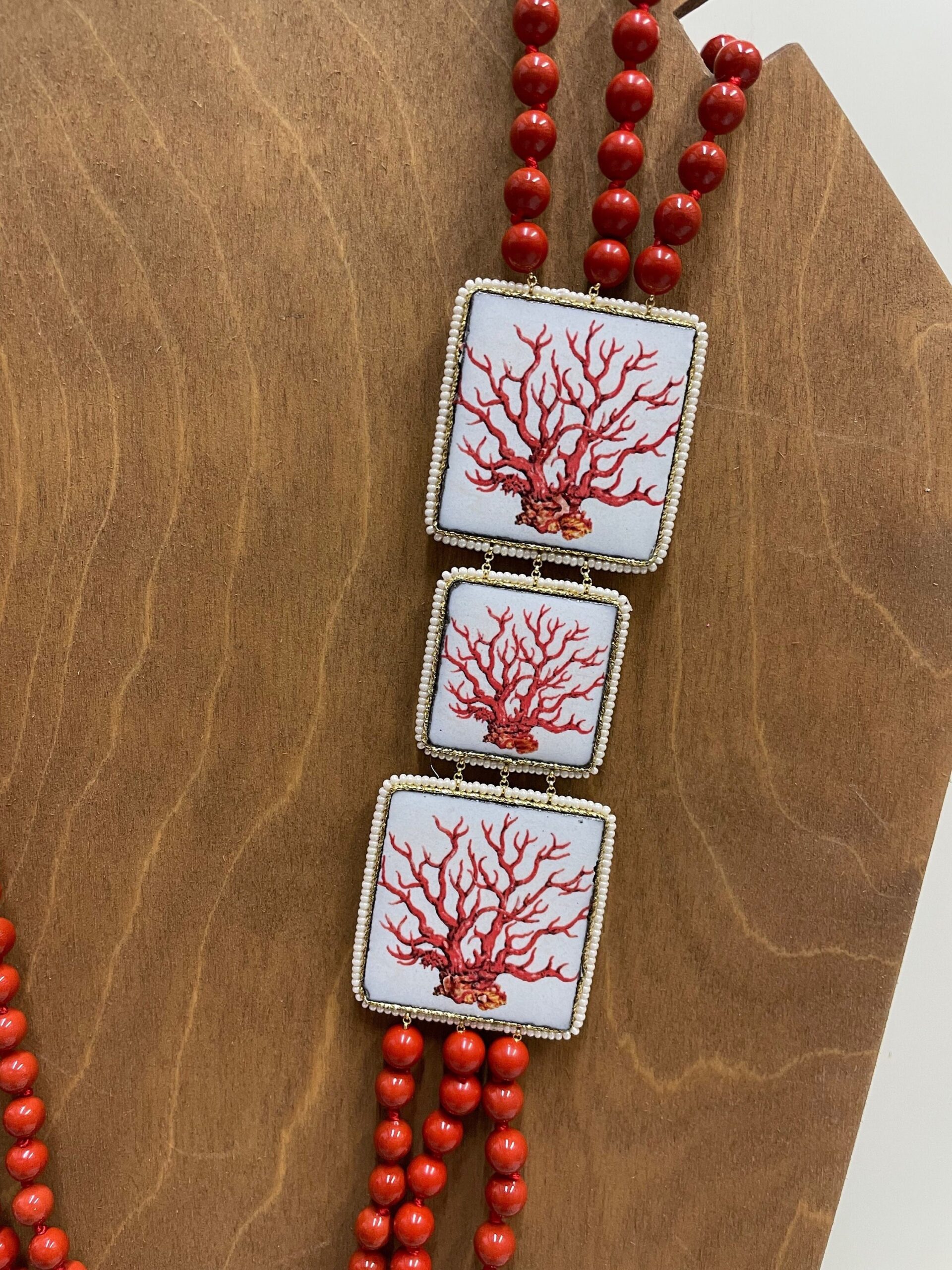 Collana siciliana con triplo filo di perle maiorca rosse e mattonelle in ceramica di Caltagirone. Collane con Mattonelle Caltagirone