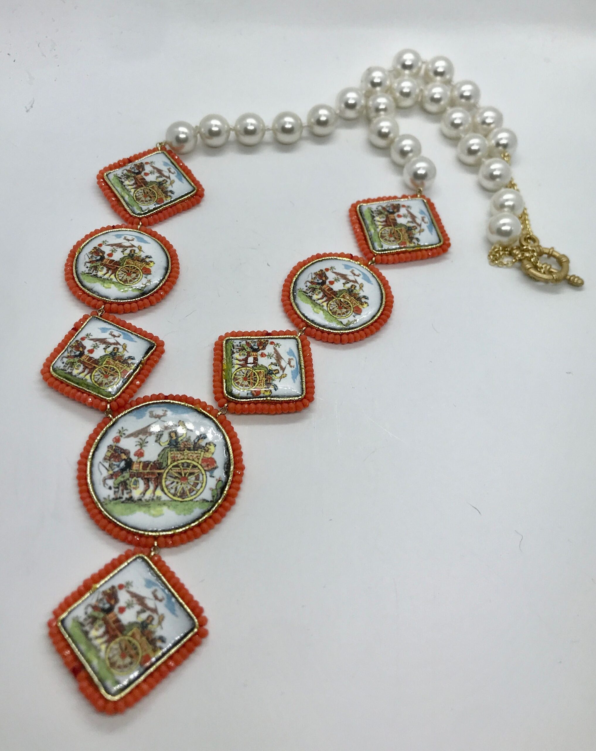 Collana siciliana, perle maiorca e mattonelle in ceramica di Caltagirone, carretto siciliano. Collane con Mattonelle Caltagirone