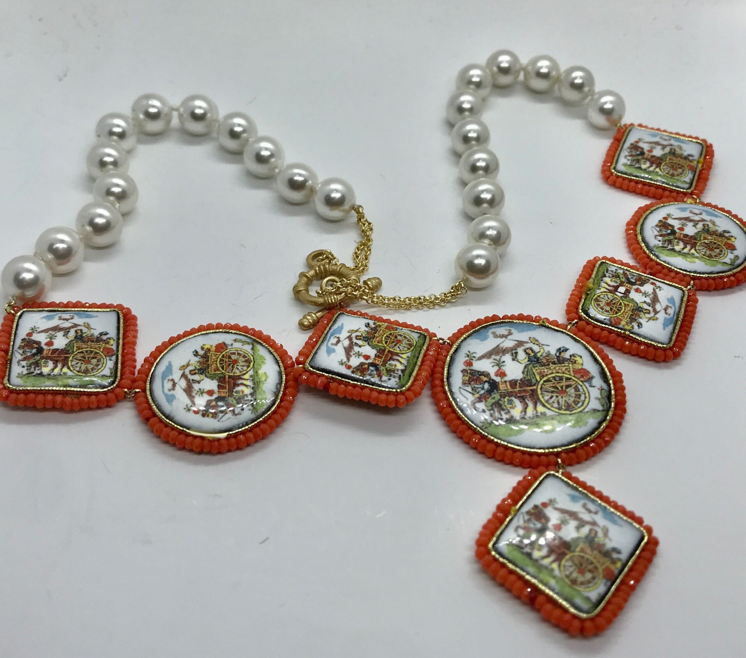 Collana siciliana, perle maiorca e mattonelle in ceramica di Caltagirone, carretto siciliano. Collane con Mattonelle Caltagirone