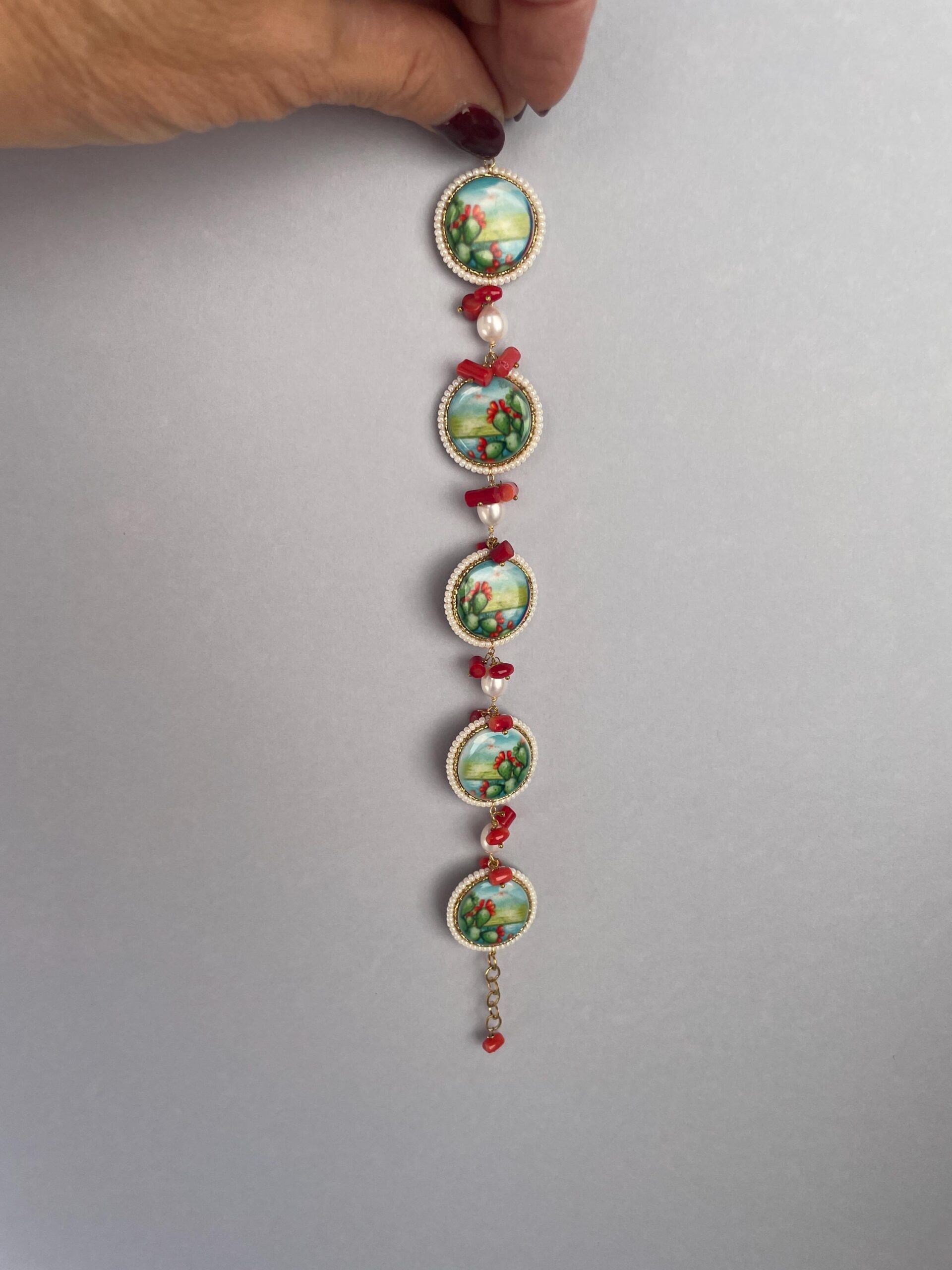 Bracciale con mattonelle di ceramica di Caltagirone, bracciale siciliano, bracciale con Fichi d’India, chips di corallo e perle di fiume. Bracciali con Mattonelle Caltagirone