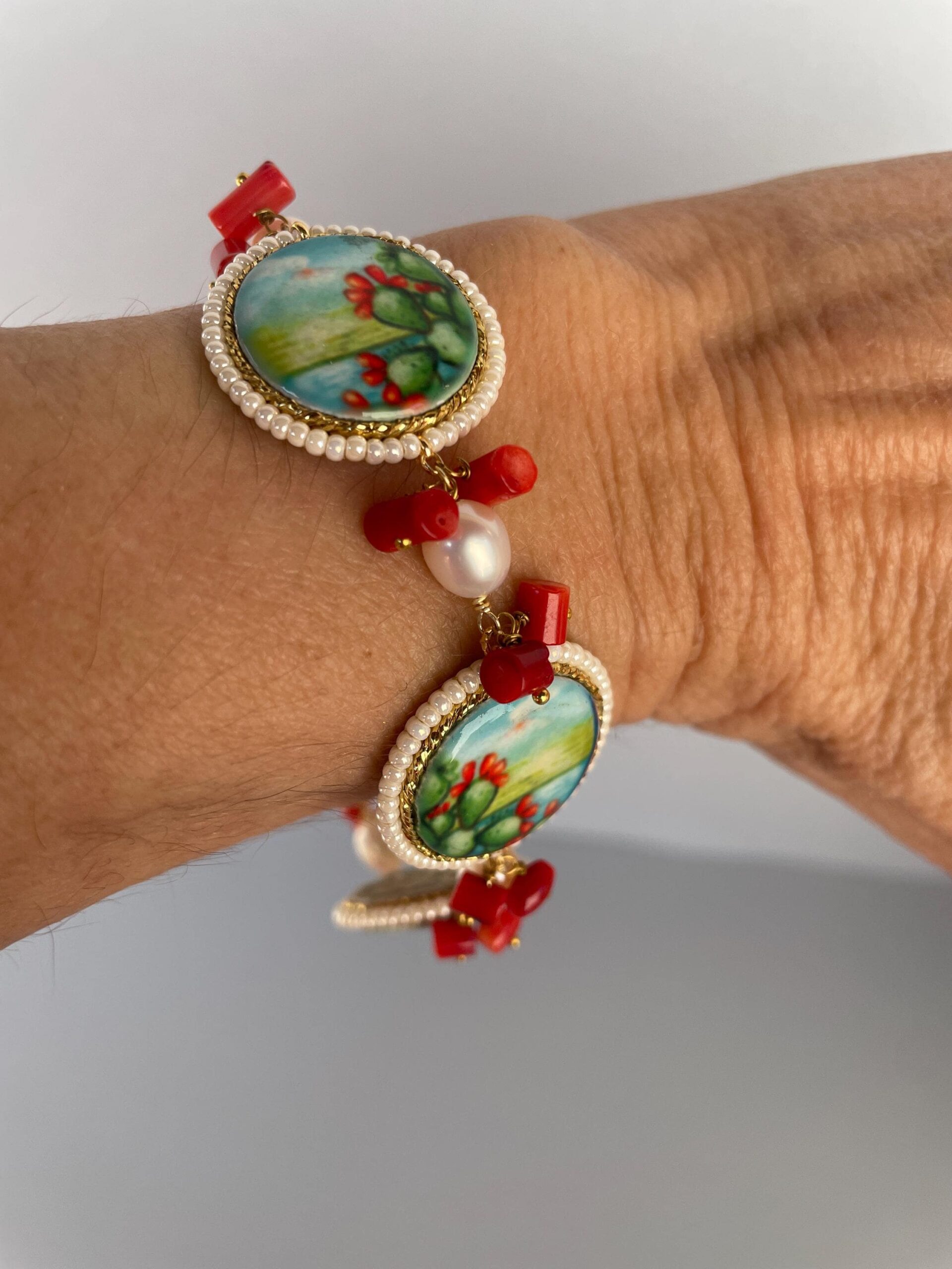 Bracciale con mattonelle di ceramica di Caltagirone, bracciale siciliano, bracciale con Fichi d’India, chips di corallo e perle di fiume. Bracciali con Mattonelle Caltagirone