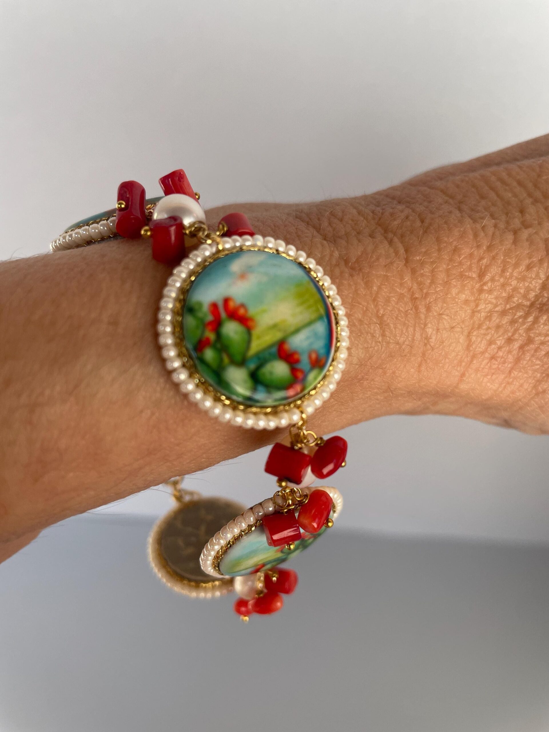 Bracciale con mattonelle di ceramica di Caltagirone, bracciale siciliano, bracciale con Fichi d’India, chips di corallo e perle di fiume. Bracciali con Mattonelle Caltagirone