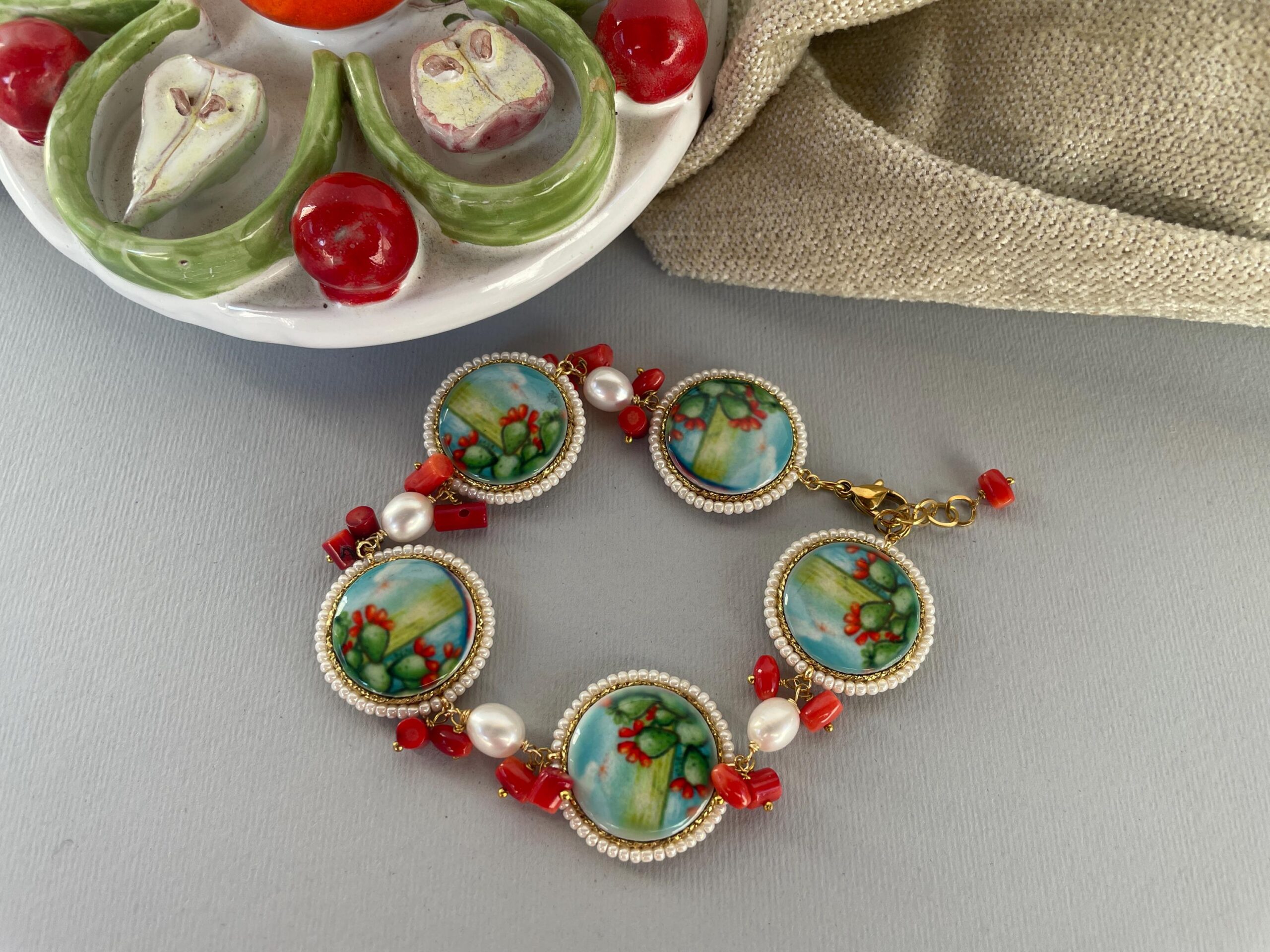 Bracciale con mattonelle di ceramica di Caltagirone, bracciale siciliano, bracciale con Fichi d’India, chips di corallo e perle di fiume. Bracciali con Mattonelle Caltagirone