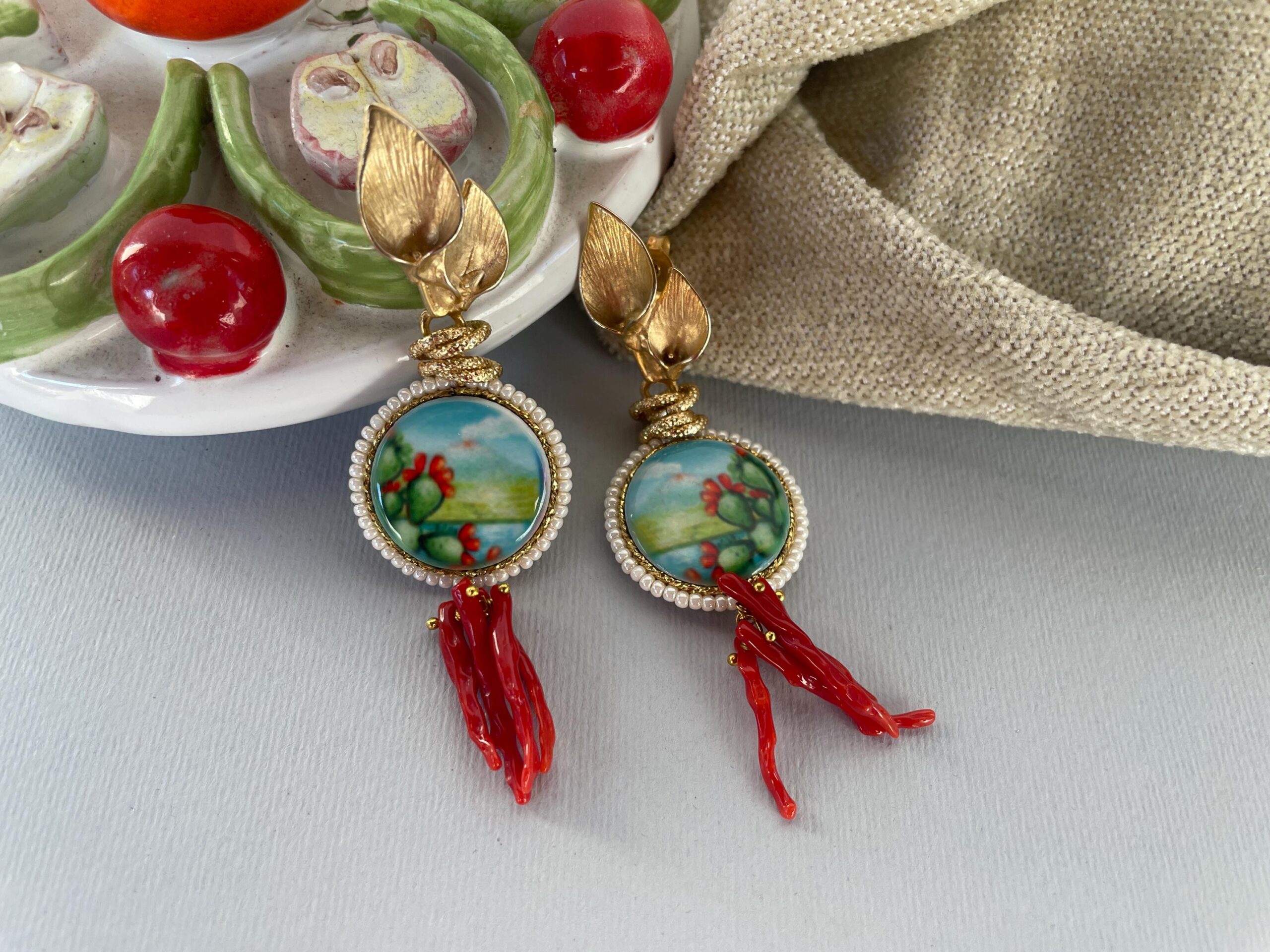 Bracciale con mattonelle di ceramica di Caltagirone, bracciale siciliano, bracciale con Fichi d’India, chips di corallo e perle di fiume. Bracciali con Mattonelle Caltagirone