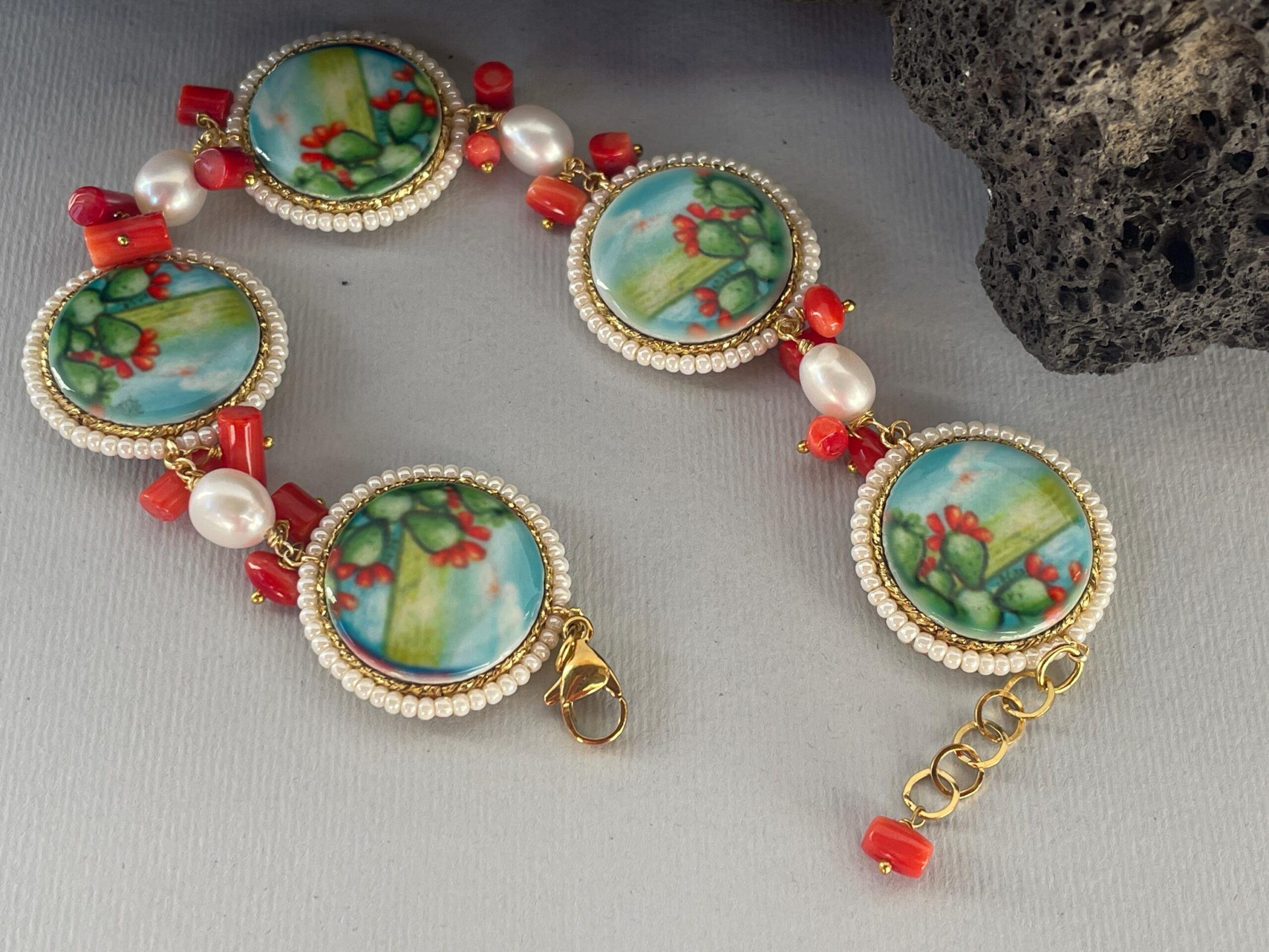 Bracciale con mattonelle di ceramica di Caltagirone, bracciale siciliano, bracciale con Fichi d’India, chips di corallo e perle di fiume. Bracciali con Mattonelle Caltagirone