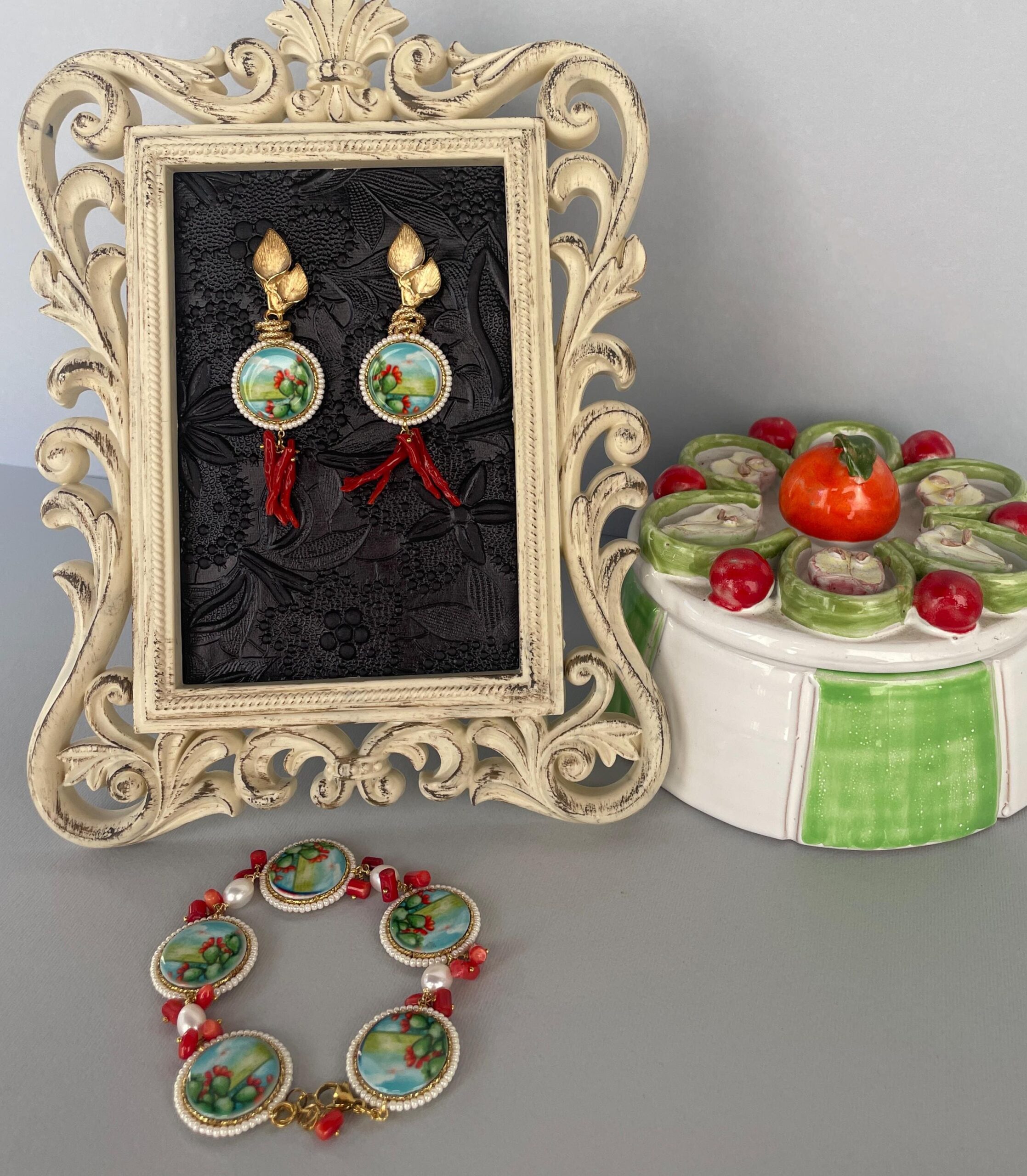 Bracciale con mattonelle di ceramica di Caltagirone, bracciale siciliano, bracciale con Fichi d’India, chips di corallo e perle di fiume. Bracciali con Mattonelle Caltagirone