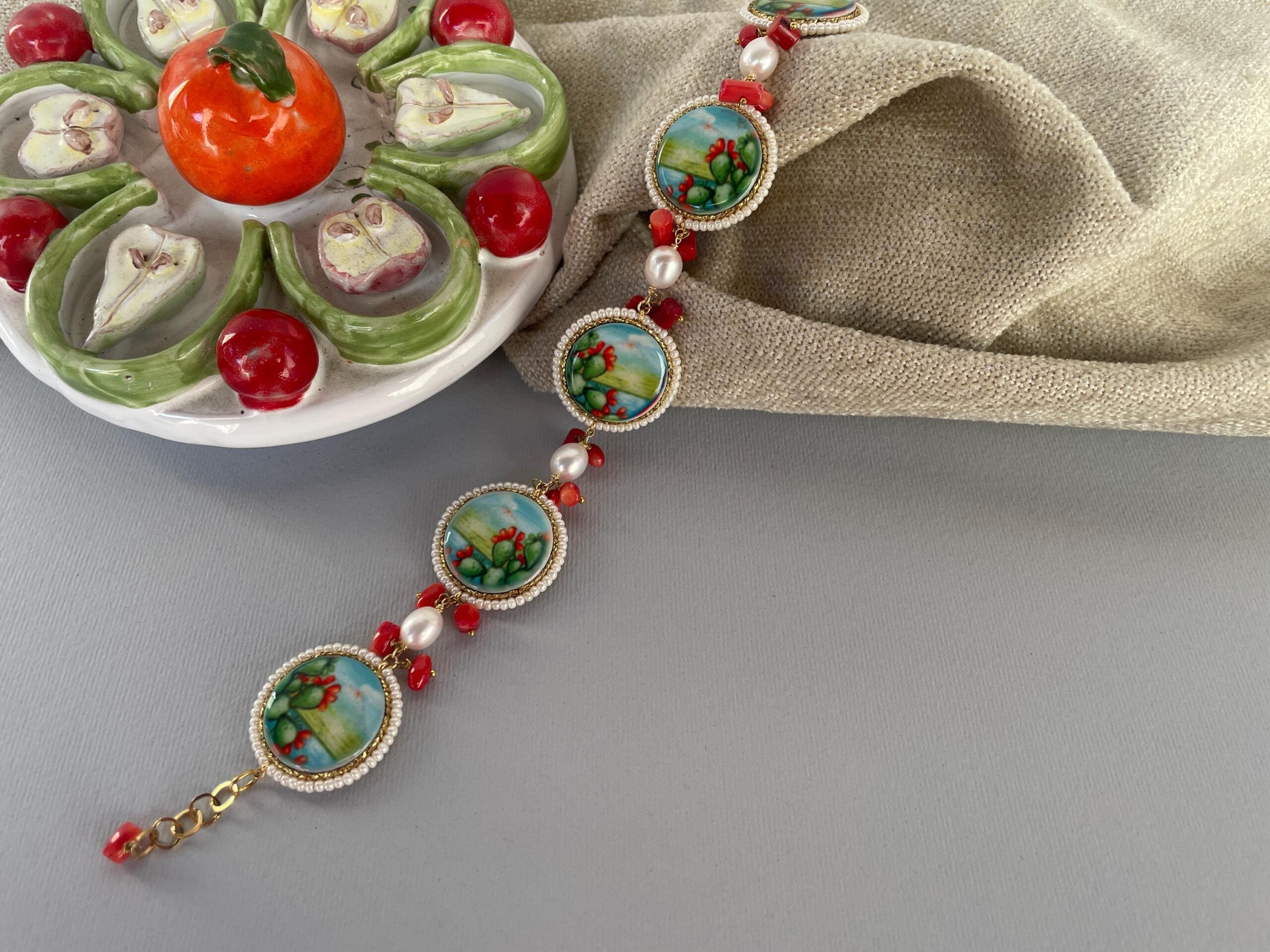Bracciale con mattonelle di ceramica di Caltagirone, bracciale siciliano, bracciale con Fichi d’India, chips di corallo e perle di fiume. Bracciali con Mattonelle Caltagirone