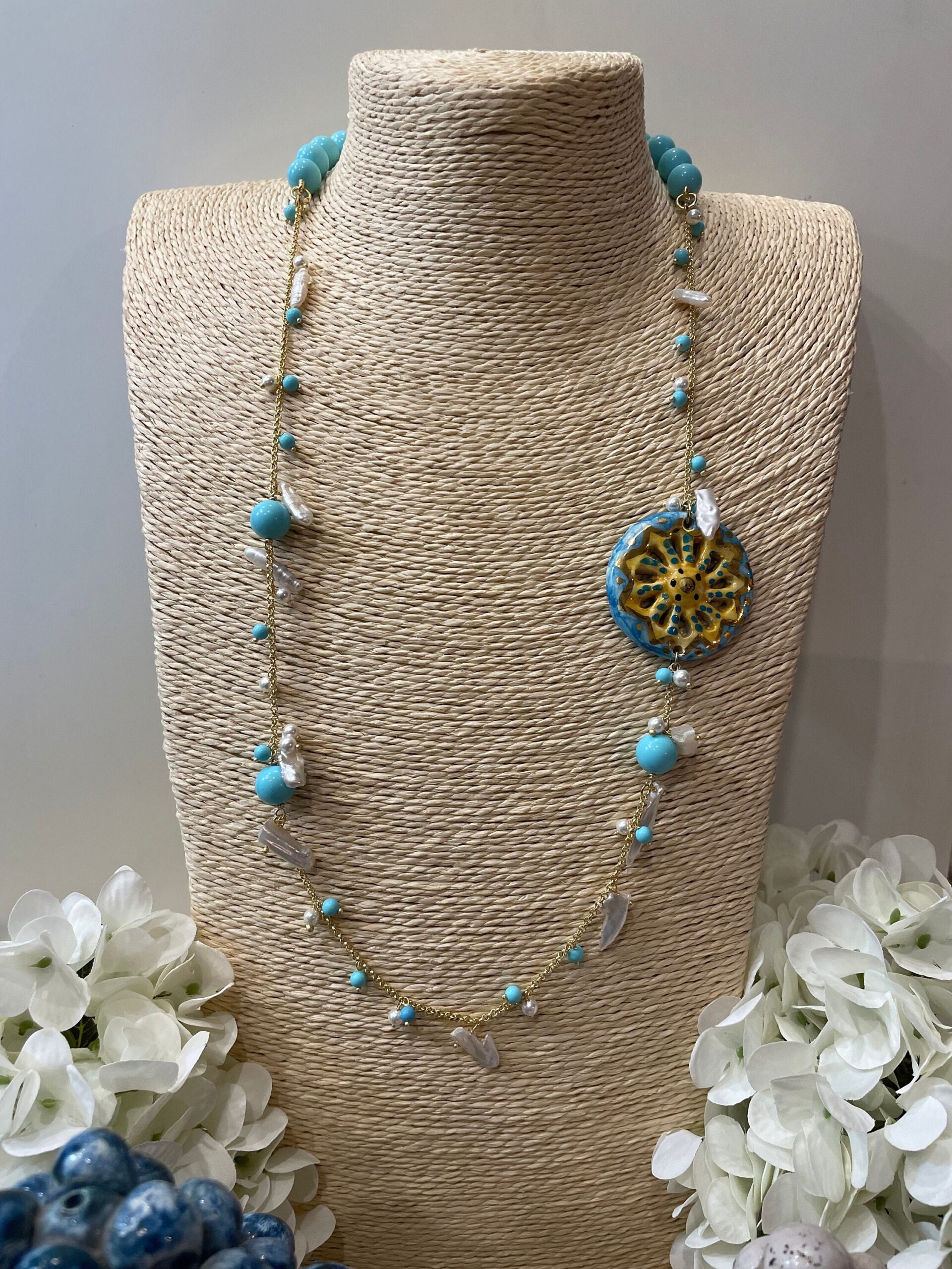 Collana siciliana con perle turchesi, ruota di carretto in ceramica di Caltagirone, perle scaramazze e perle di fiume. regalo per lei. Collane caratteristiche siciliane