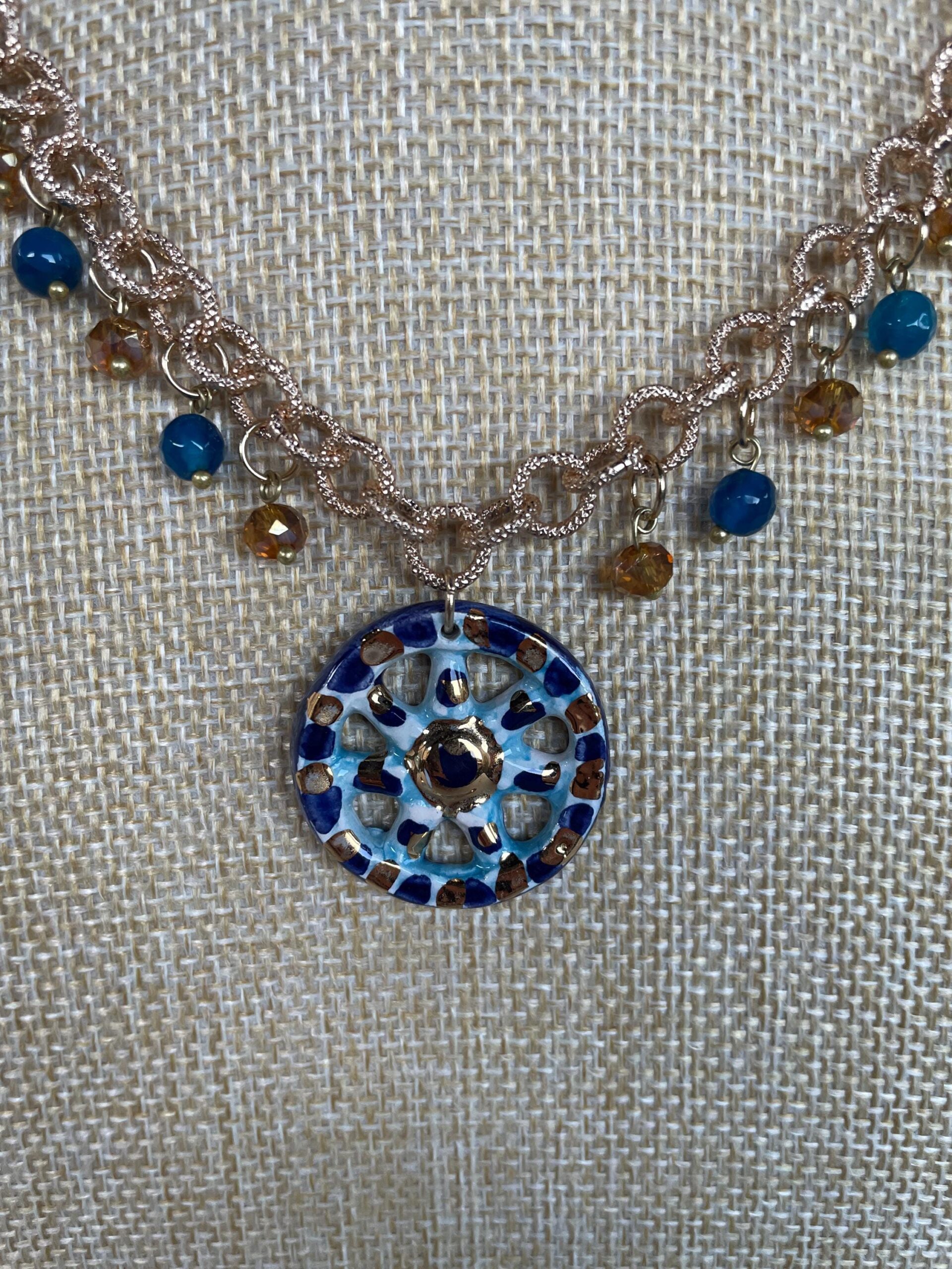 Collana siciliana con catena alluminio oro anallergico, pendente Ruota di Carretto di ceramica di Caltagirone, colore Blu. Collane caratteristiche siciliane