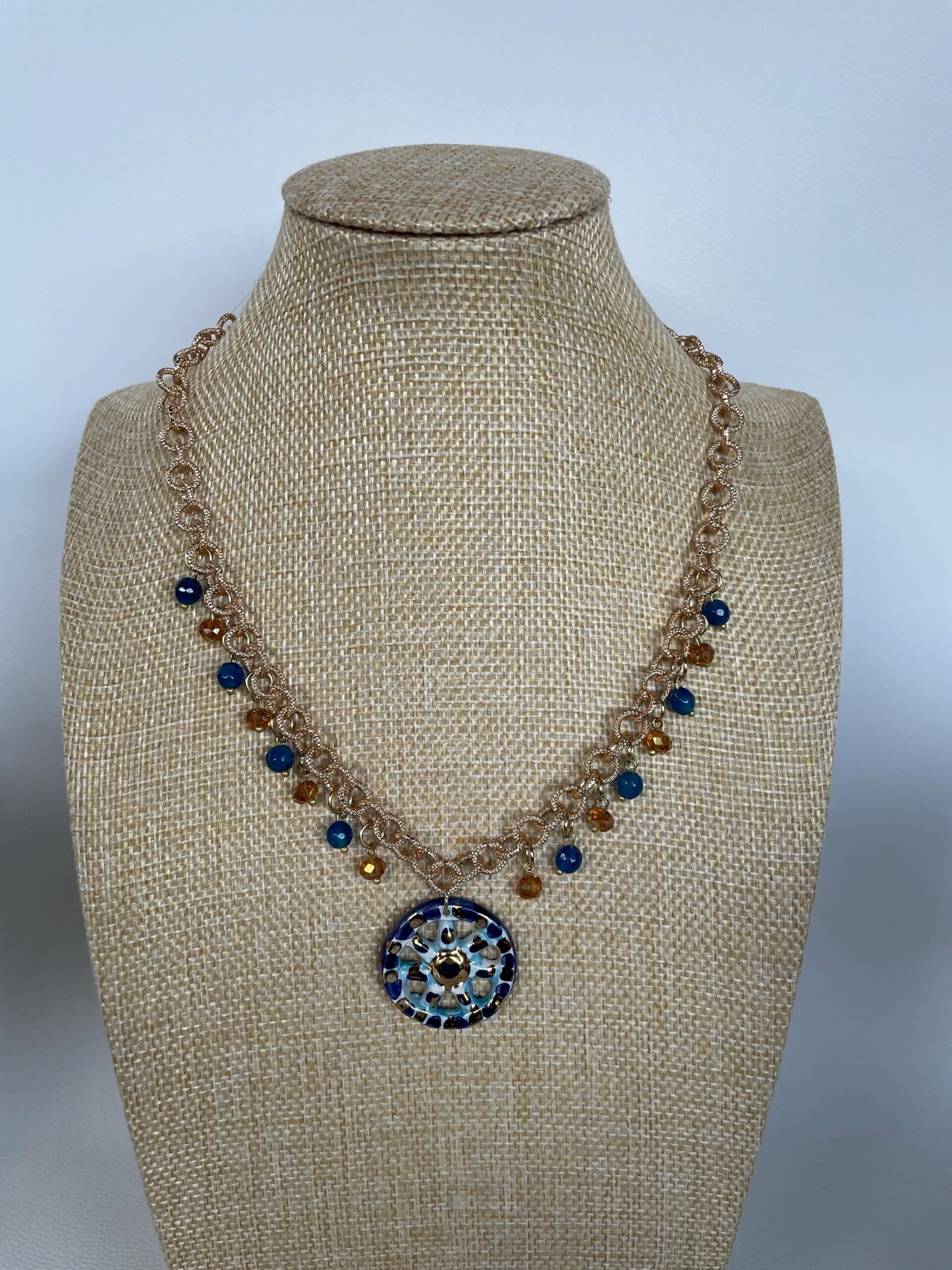 Collana siciliana con catena alluminio oro anallergico, pendente Ruota di Carretto di ceramica di Caltagirone, colore Blu. Collane caratteristiche siciliane