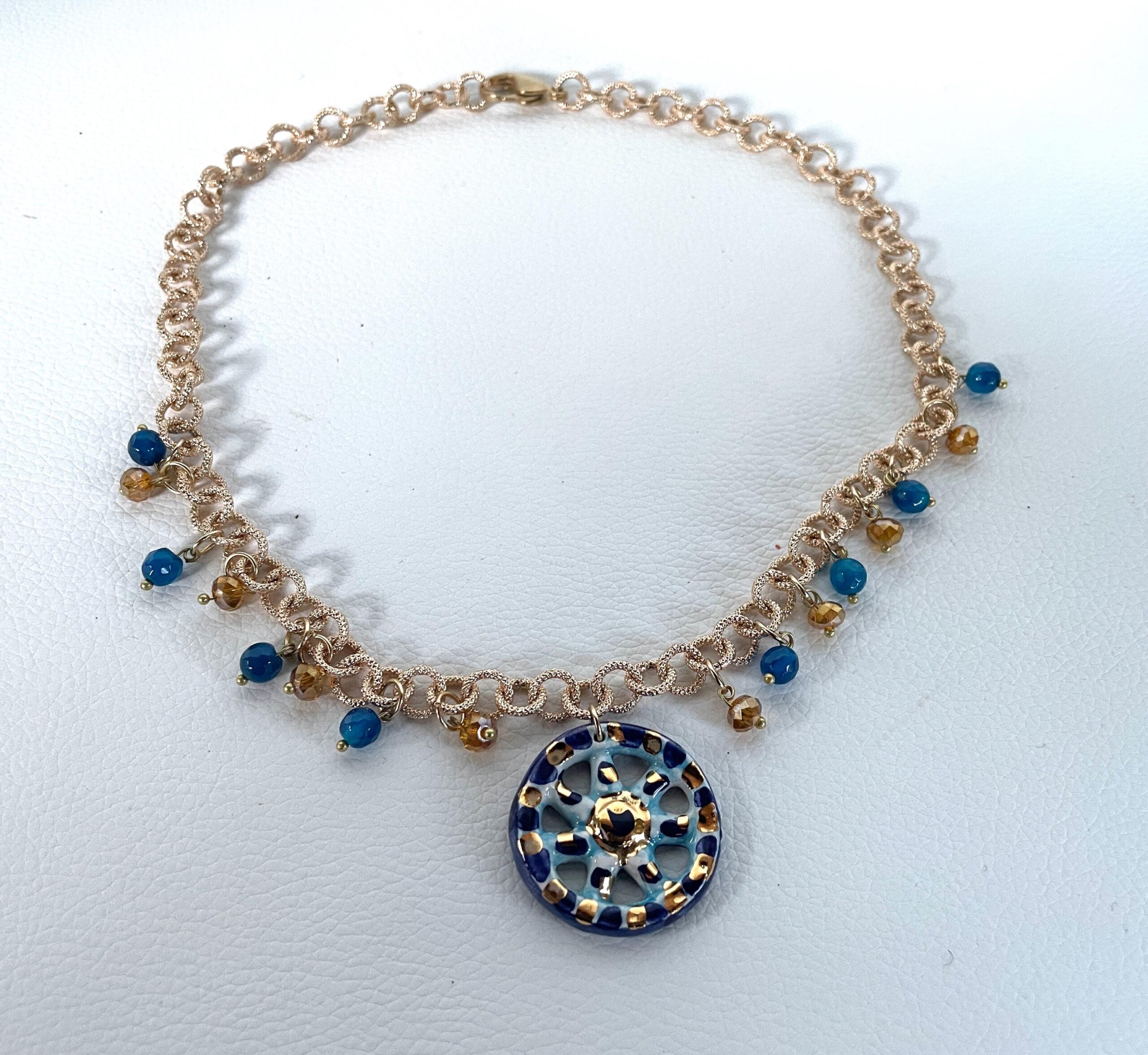 Collana siciliana con catena alluminio oro anallergico, pendente Ruota di Carretto di ceramica di Caltagirone, colore Blu. Collane caratteristiche siciliane