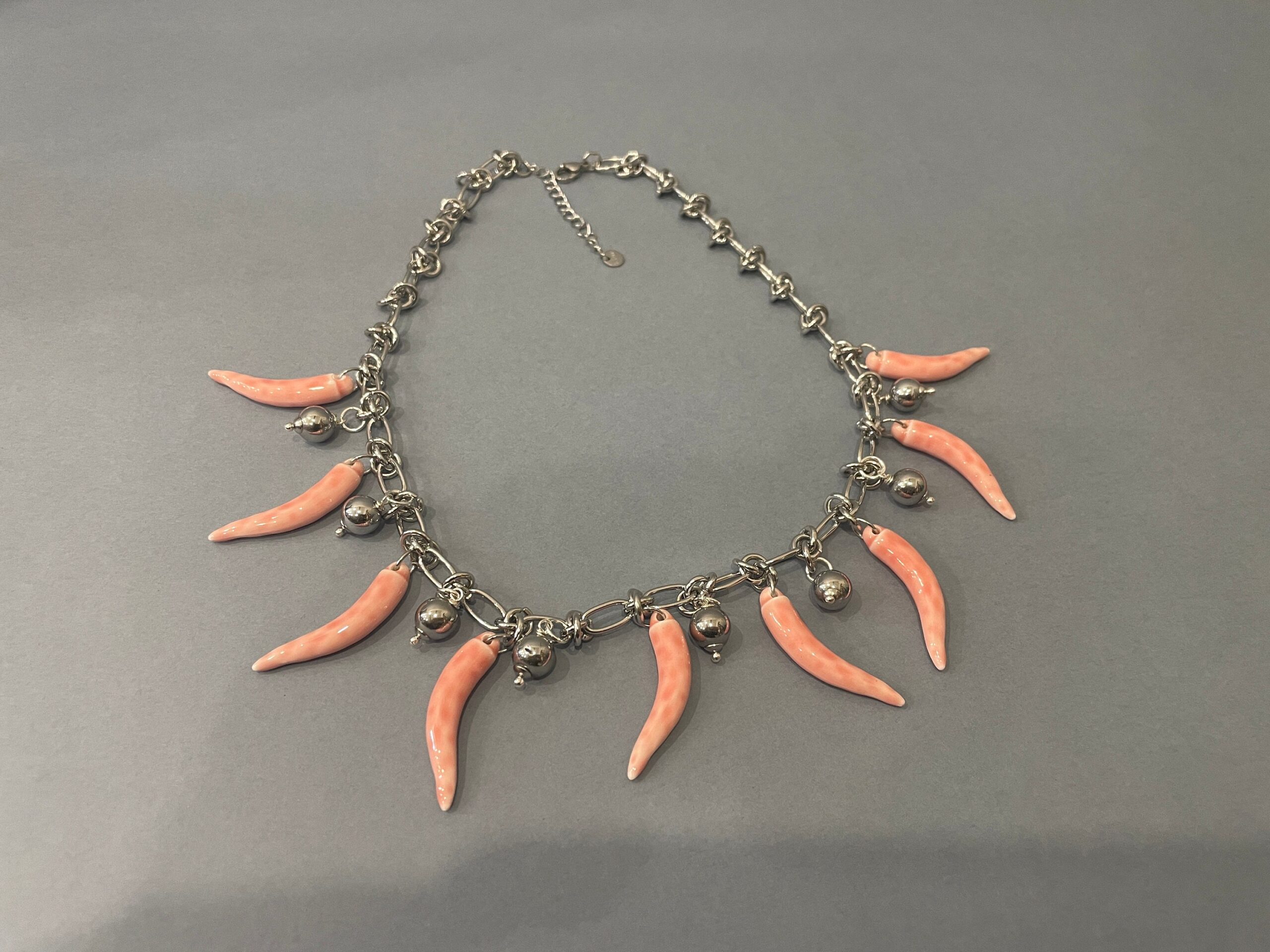 Collana Silver, catena acciaio inox 316L con maglia a nodi, pendenti Corni della fortuna di ceramica di Caltagirone, colore Rosa chiaro. Collane caratteristiche siciliane