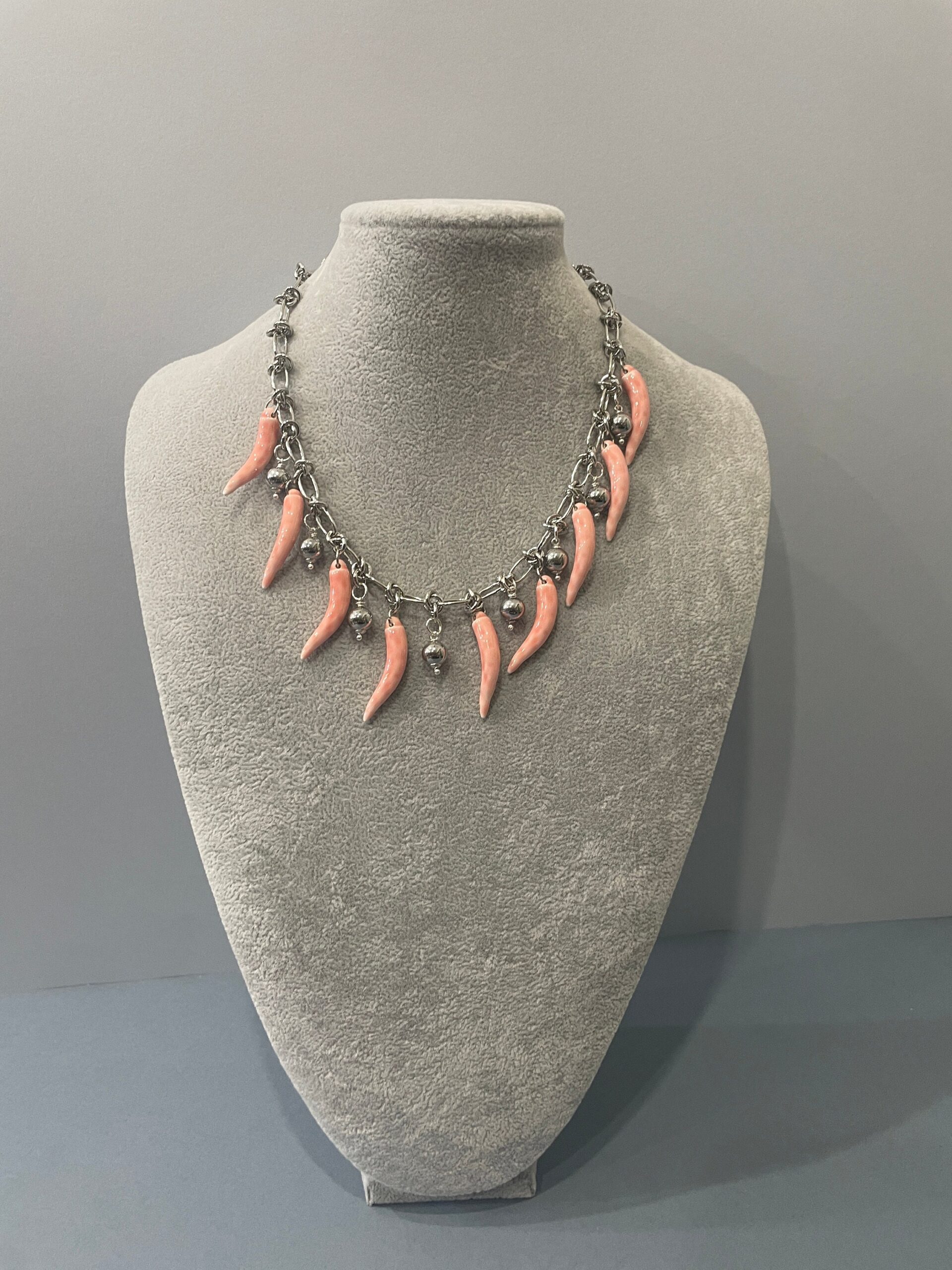 Collana Silver, catena acciaio inox 316L con maglia a nodi, pendenti Corni della fortuna di ceramica di Caltagirone, colore Rosa chiaro. Collane caratteristiche siciliane