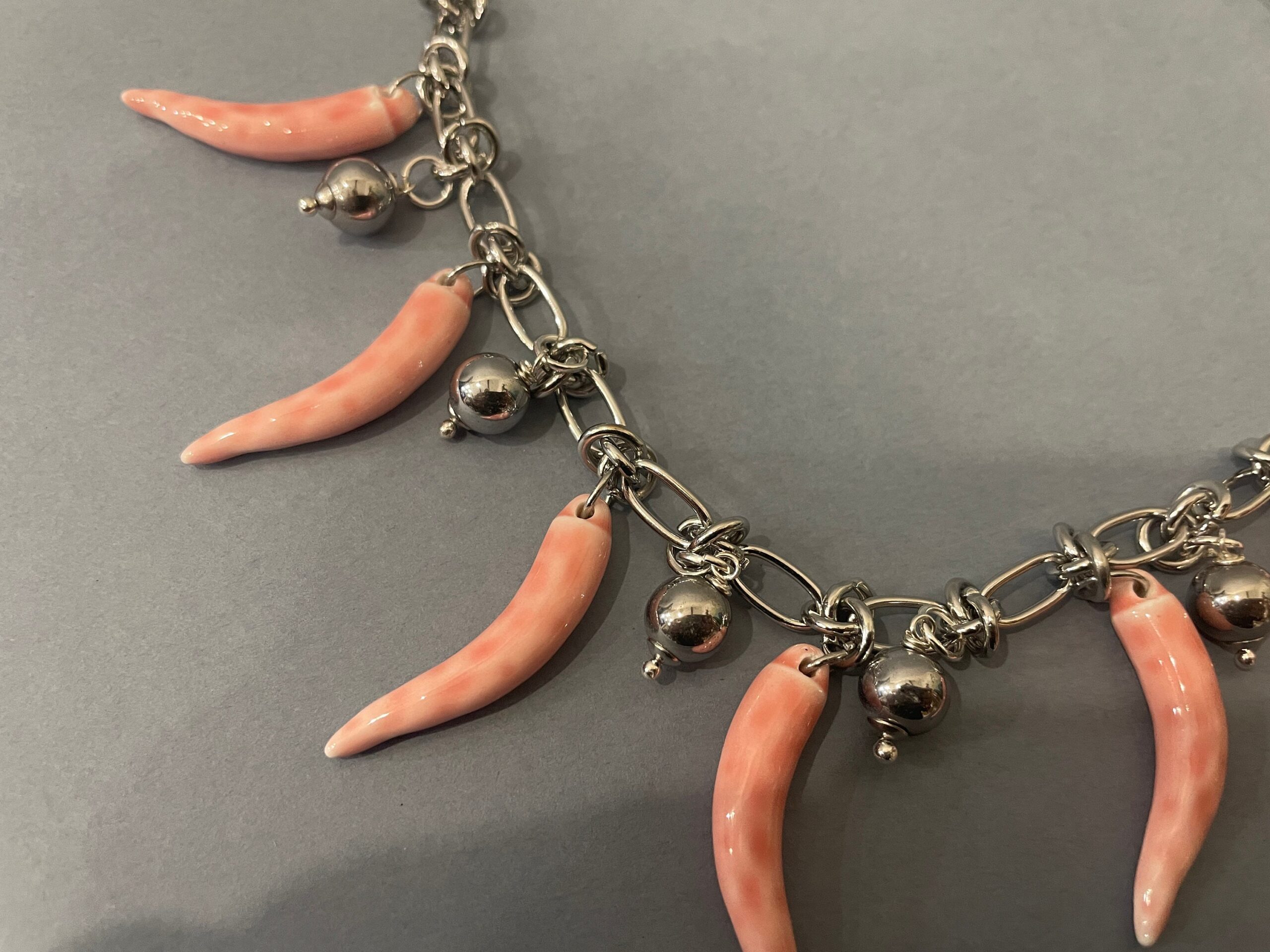 Collana Silver, catena acciaio inox 316L con maglia a nodi, pendenti Corni della fortuna di ceramica di Caltagirone, colore Rosa chiaro. Collane caratteristiche siciliane
