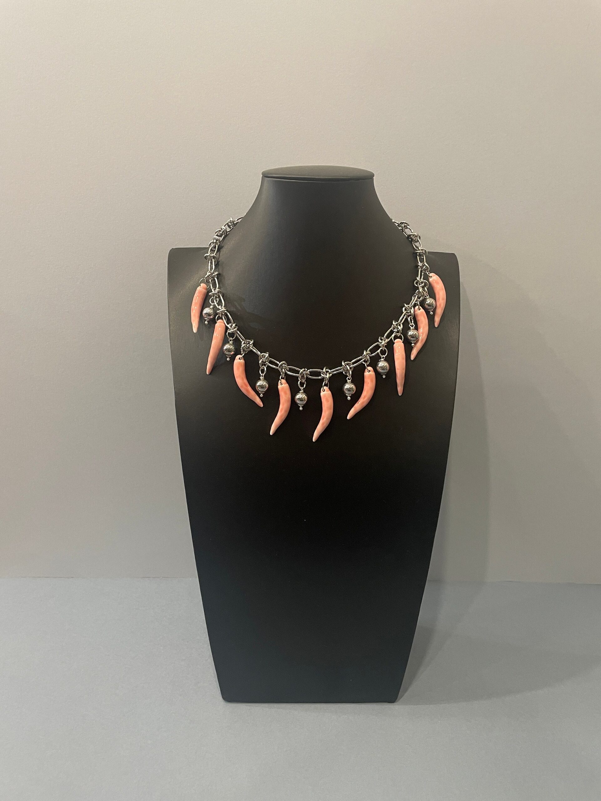 Collana Silver, catena acciaio inox 316L con maglia a nodi, pendenti Corni della fortuna di ceramica di Caltagirone, colore Rosa chiaro. Collane caratteristiche siciliane