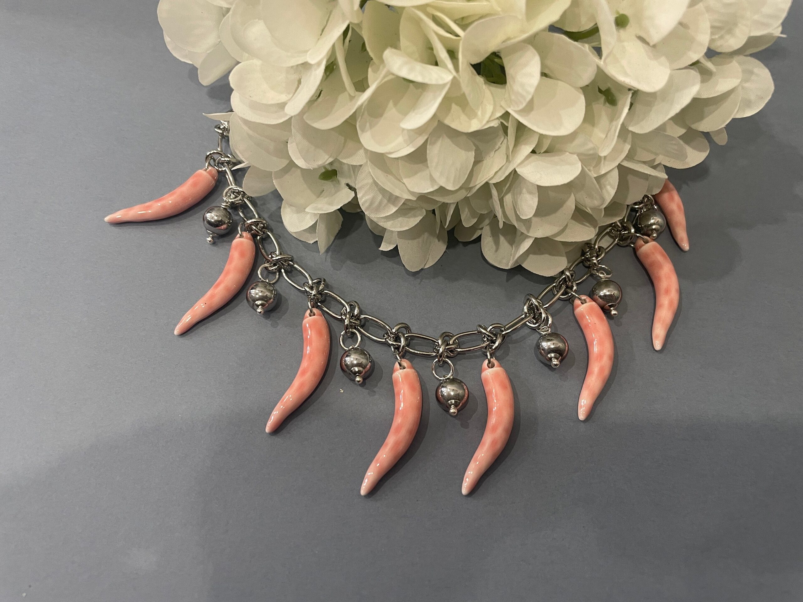 Collana Silver, catena acciaio inox 316L con maglia a nodi, pendenti Corni della fortuna di ceramica di Caltagirone, colore Rosa chiaro. Collane caratteristiche siciliane