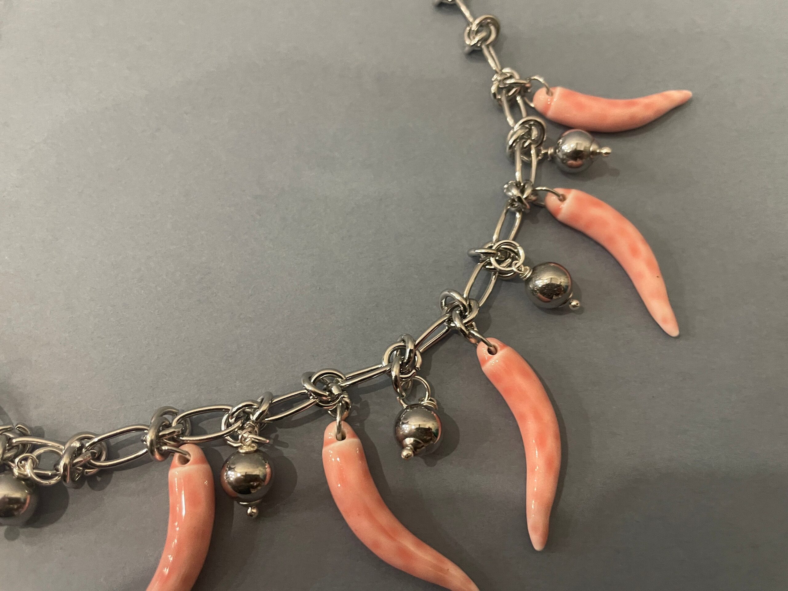 Collana Silver, catena acciaio inox 316L con maglia a nodi, pendenti Corni della fortuna di ceramica di Caltagirone, colore Rosa chiaro. Collane caratteristiche siciliane