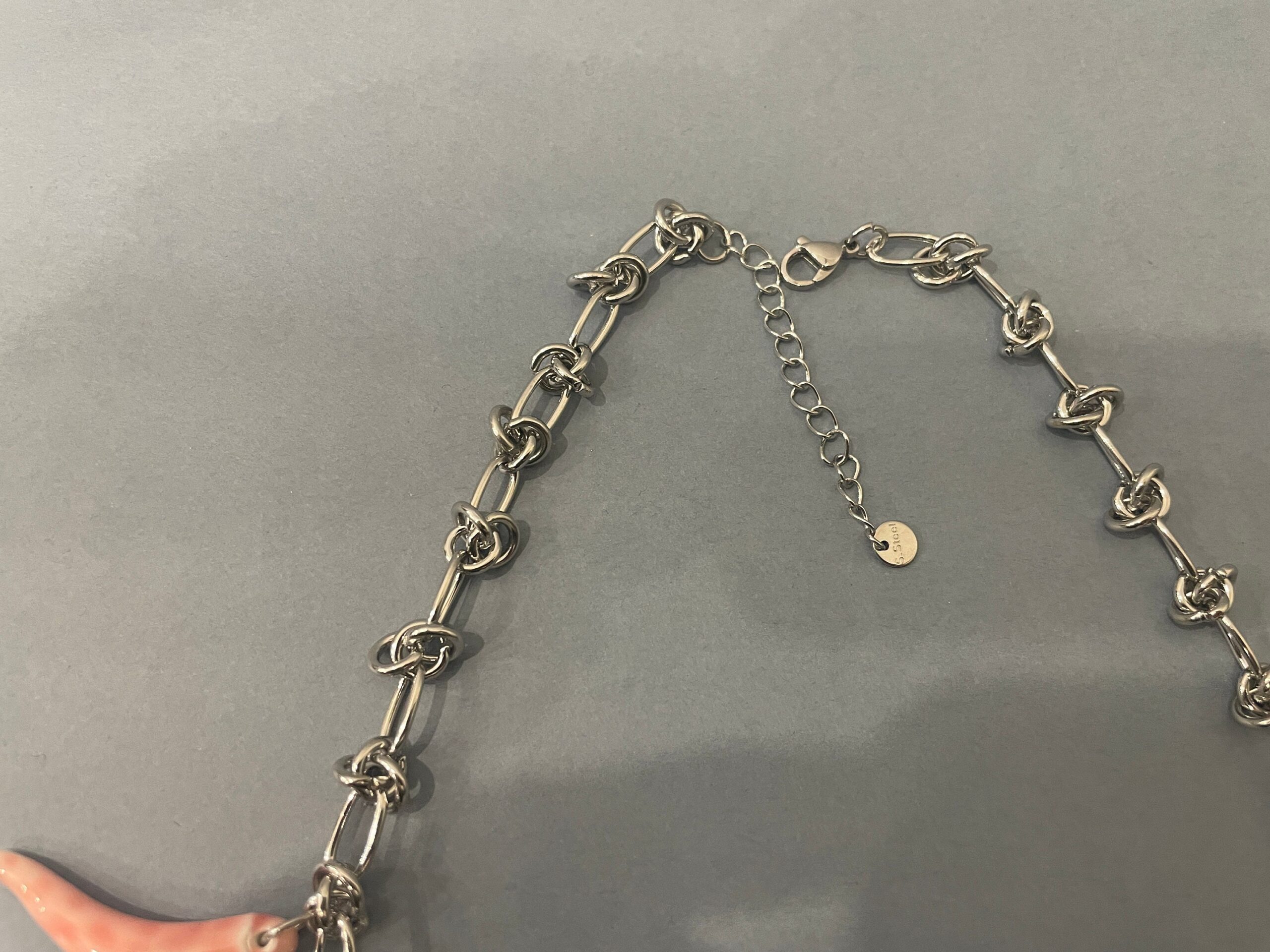 Collana Silver, catena acciaio inox 316L con maglia a nodi, pendenti Corni della fortuna di ceramica di Caltagirone, colore Rosa chiaro. Collane caratteristiche siciliane