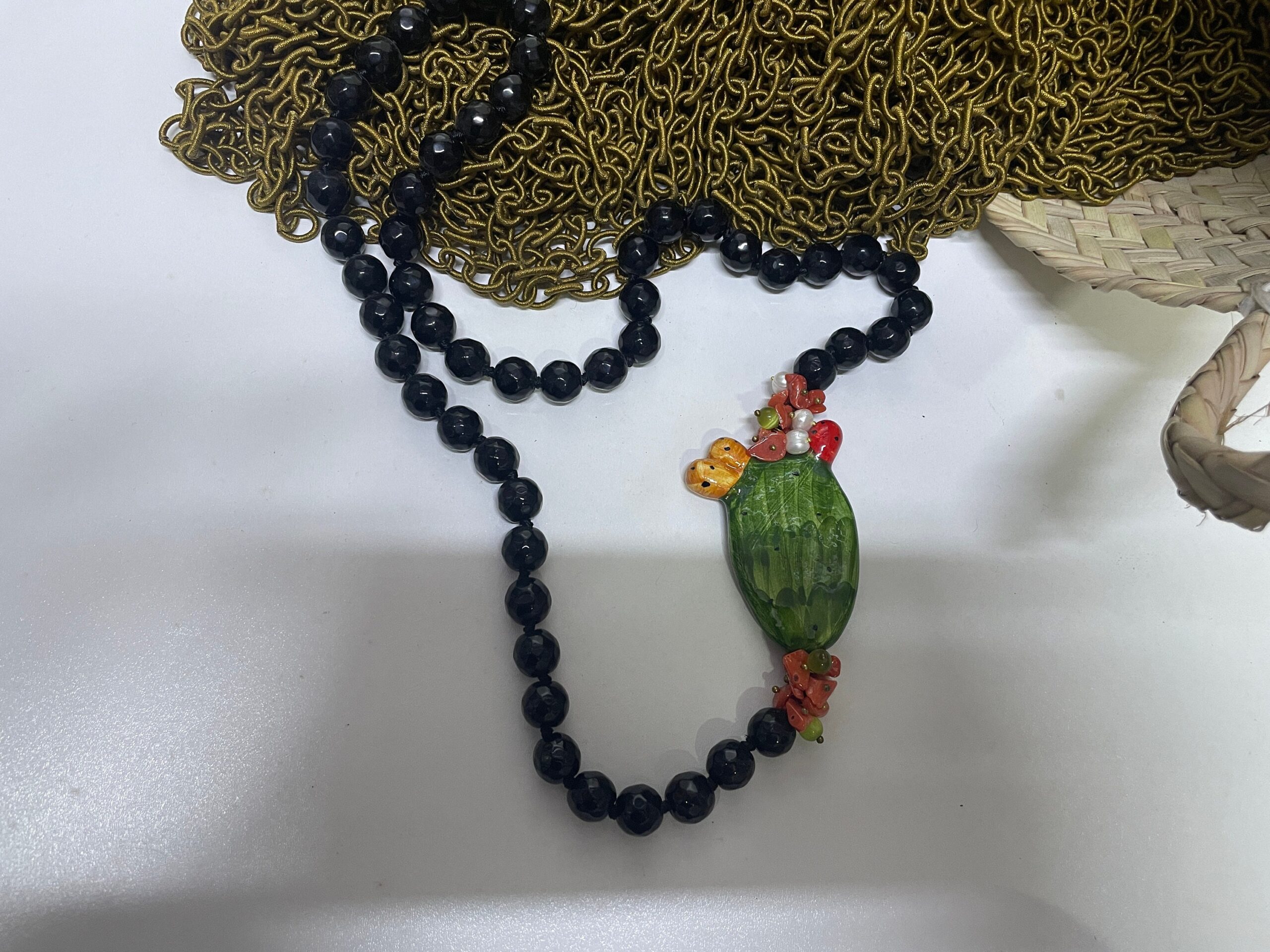 Collana siciliana, collana onice, collana lunga, Fico d’India in Ceramica di Caltagirone, collana maxi, idea regalo unisex, collana nera. Collane caratteristiche siciliane