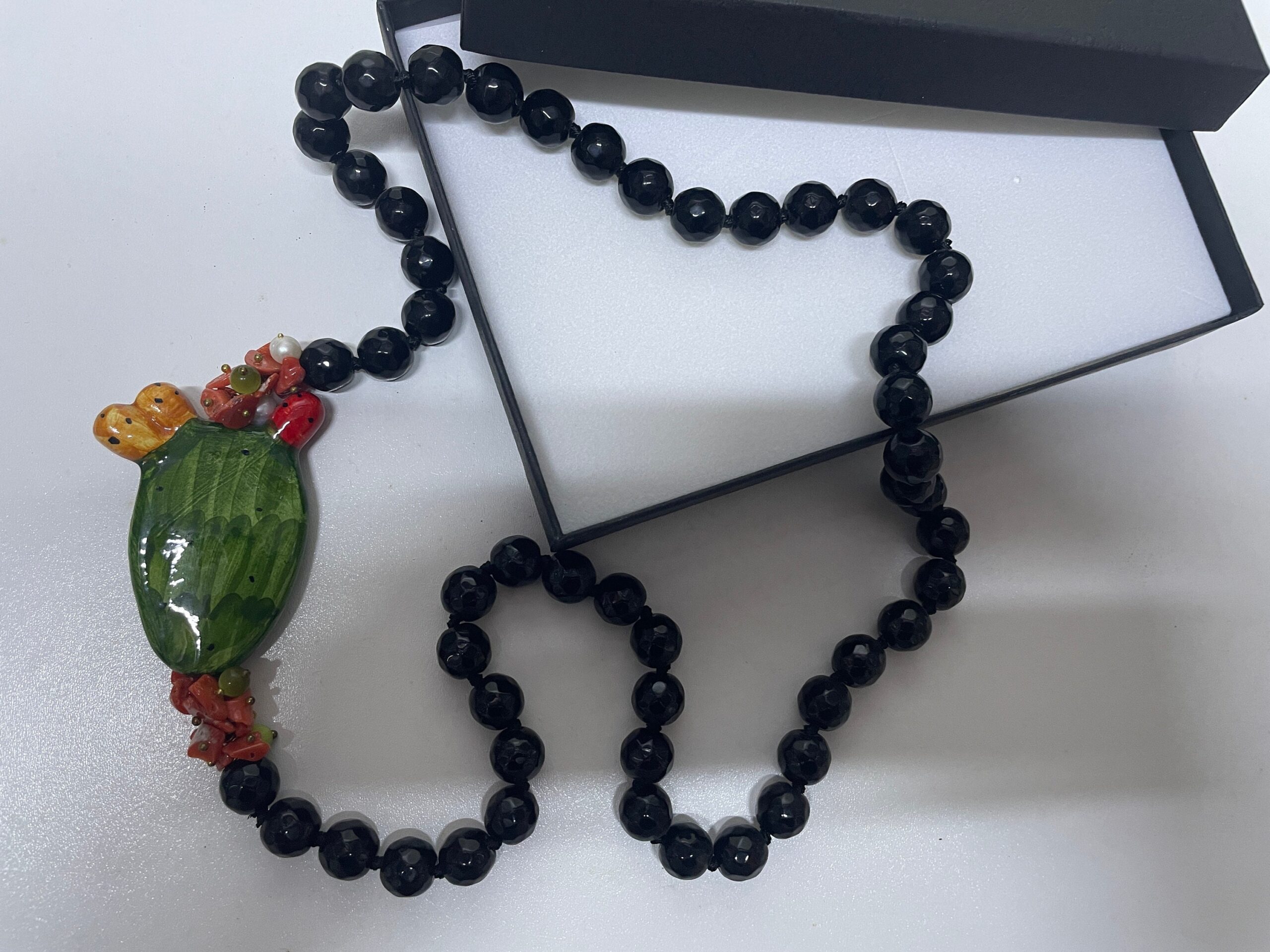 Collana siciliana, collana onice, collana lunga, Fico d’India in Ceramica di Caltagirone, collana maxi, idea regalo unisex, collana nera. Collane caratteristiche siciliane