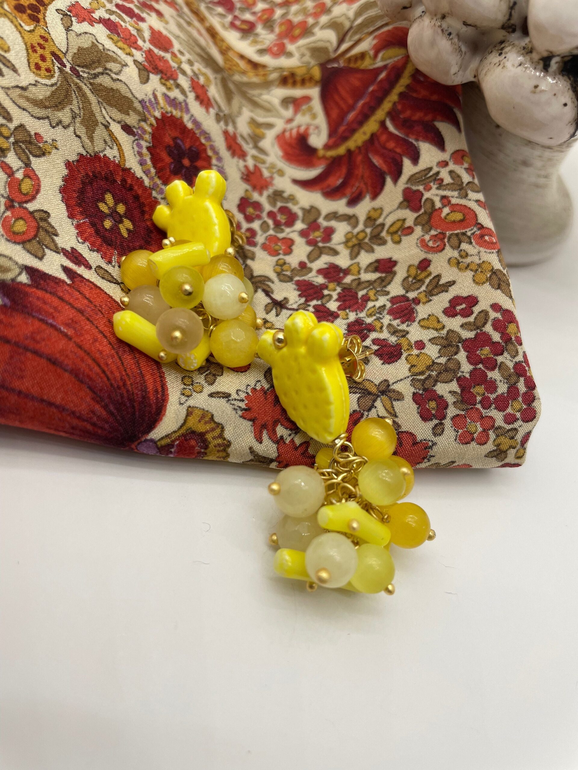 Orecchini argento 925, orecchini a grappolo, fico d’india ceramica Caltagirone, grappolo di pietre dure di vari colori sui toni del giallo Fichi d'India e cactus