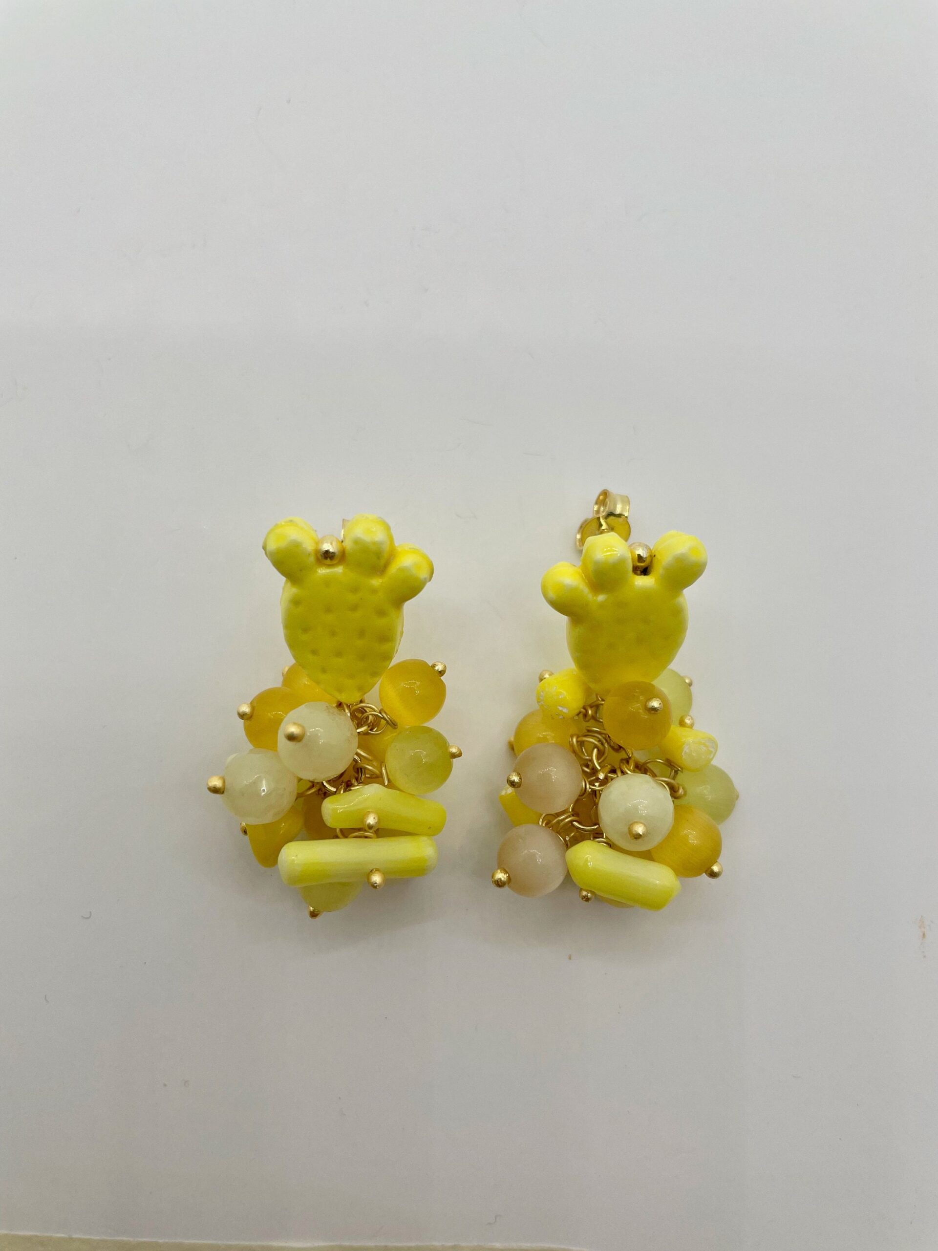 Orecchini argento 925, orecchini a grappolo, fico d’india ceramica Caltagirone, grappolo di pietre dure di vari colori sui toni del giallo Fichi d'India e cactus