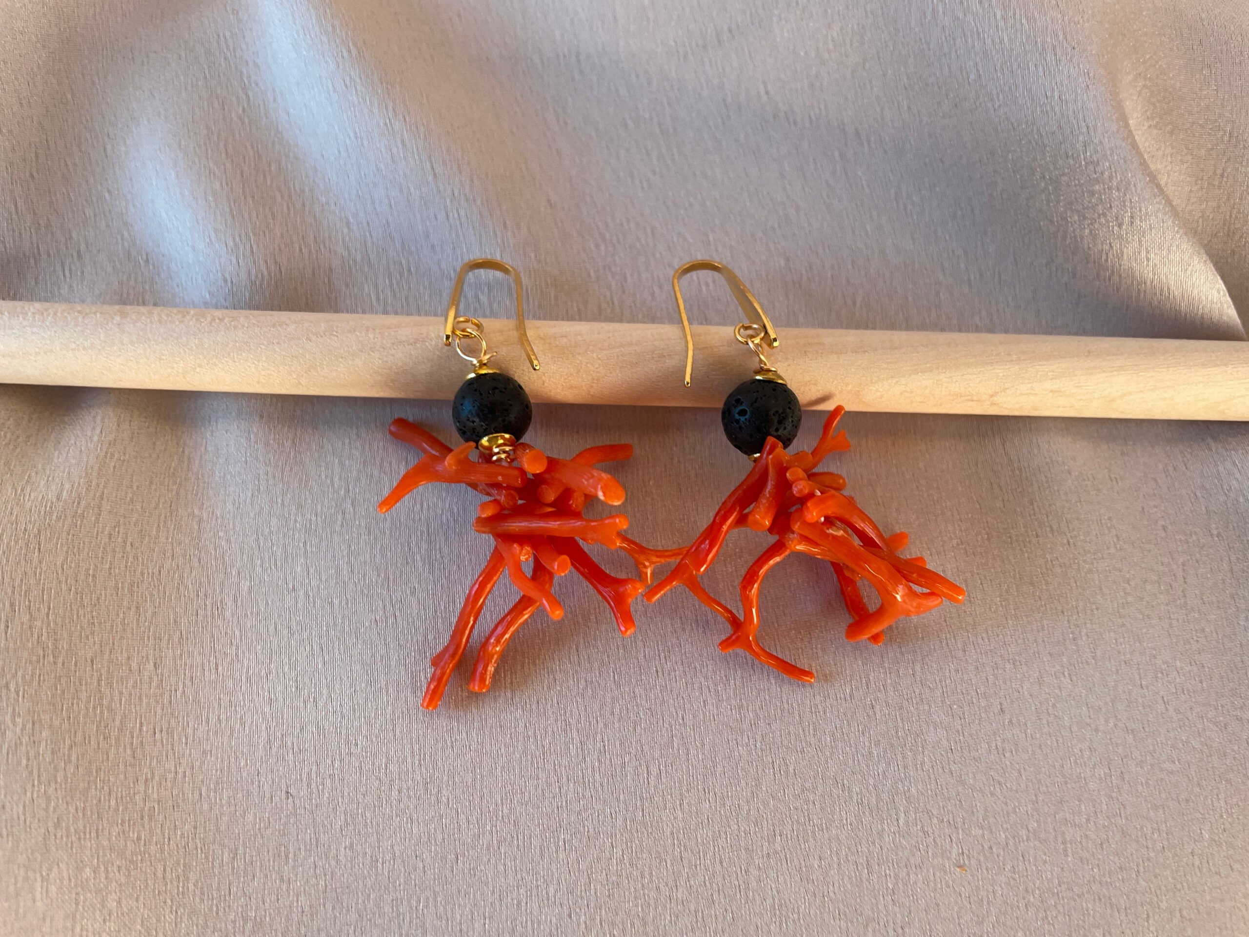 Orecchini con grappolo di rami di corallo autentico del Mediterraneo, perla turchese, orecchini siciliani, regalo per lei. Corallo del Mediterraneo