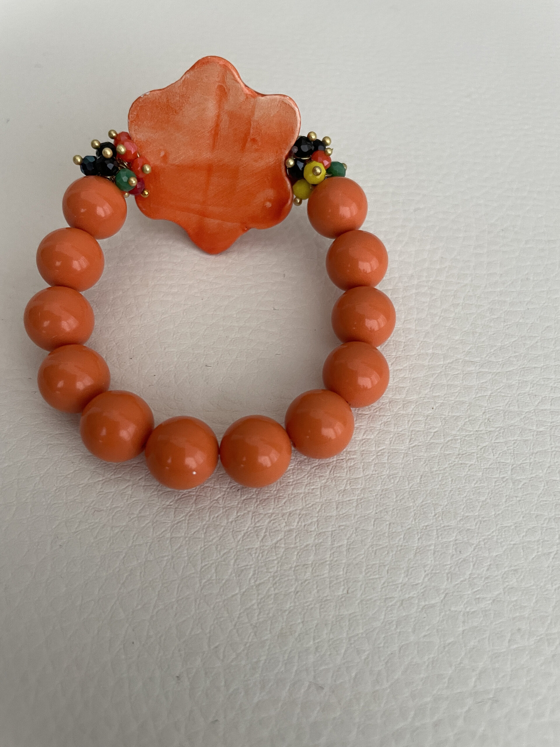 Bracciale Sikelia, bracciale siciliano, tamburello di ceramica Caltagirone, bracciale elastico con perle di pasta di corallo color salmone. Bracciali caratteristici siciliani