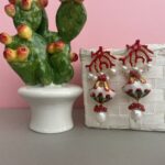 Orecchini siciliani artigianali corallo – Borsetta “Coffa” ceramica di Caltagirone con perle di fiume Folklore siciliano