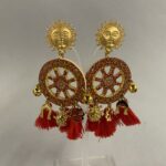 orecchini artigianato siciliano con ruota di carretto e nappe rosse