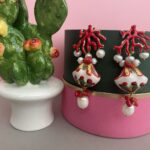 Orecchini siciliani artigianali corallo – Borsetta “Coffa” ceramica di Caltagirone con perle di fiume Folklore siciliano