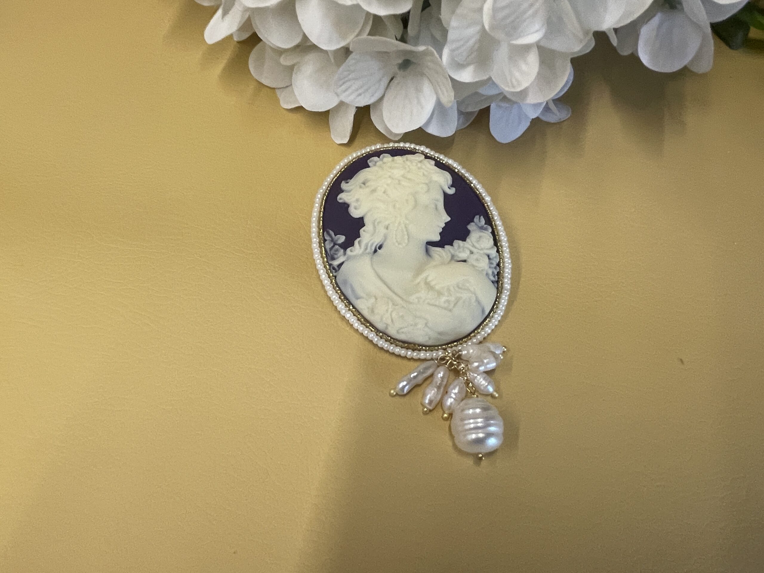 spilla artigianale con Cammeo viola