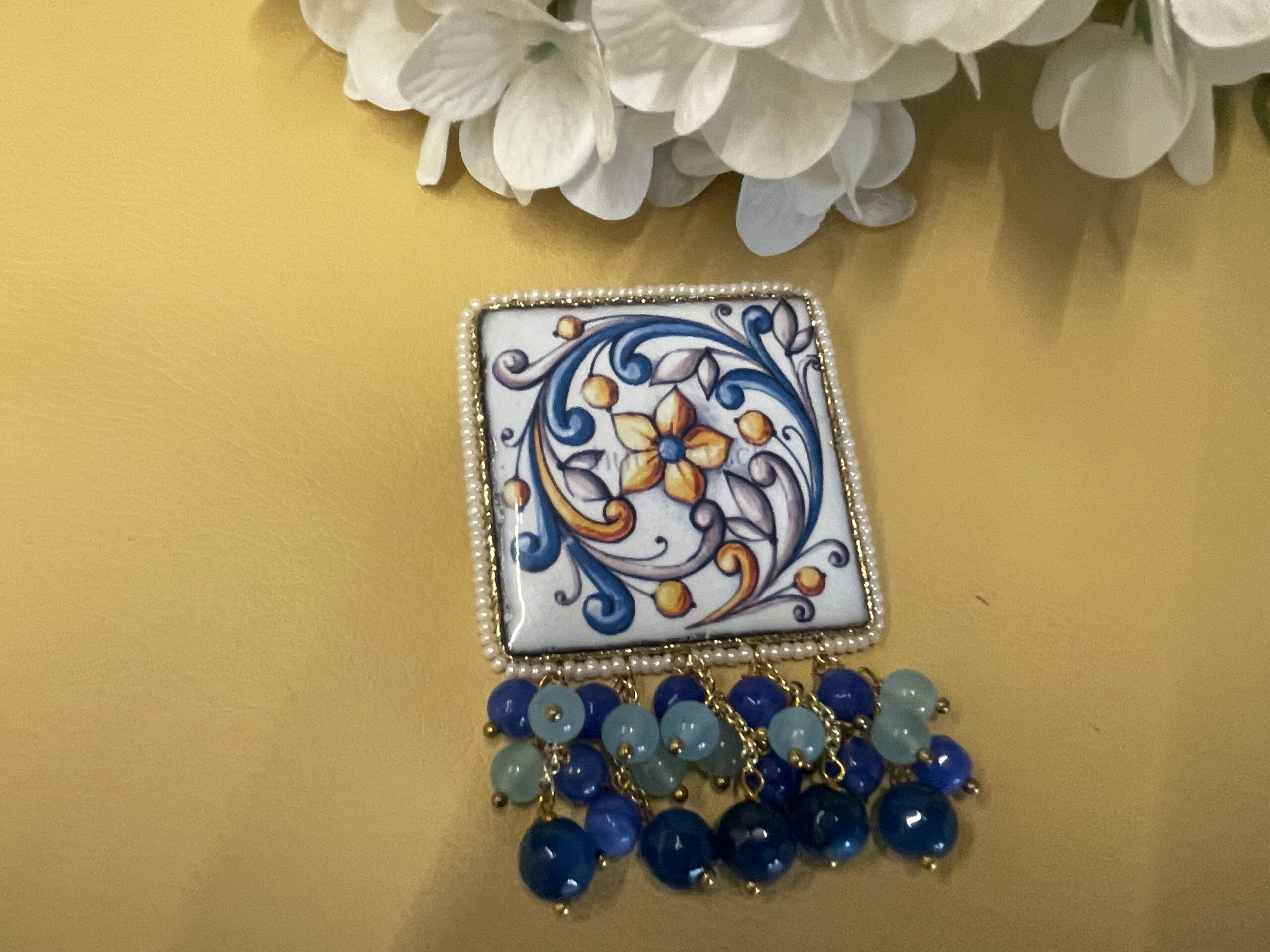 spilla siciliana artigianale con mattonella caltagirone