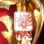 spilla siciliana artigianale con mattonella e corallo