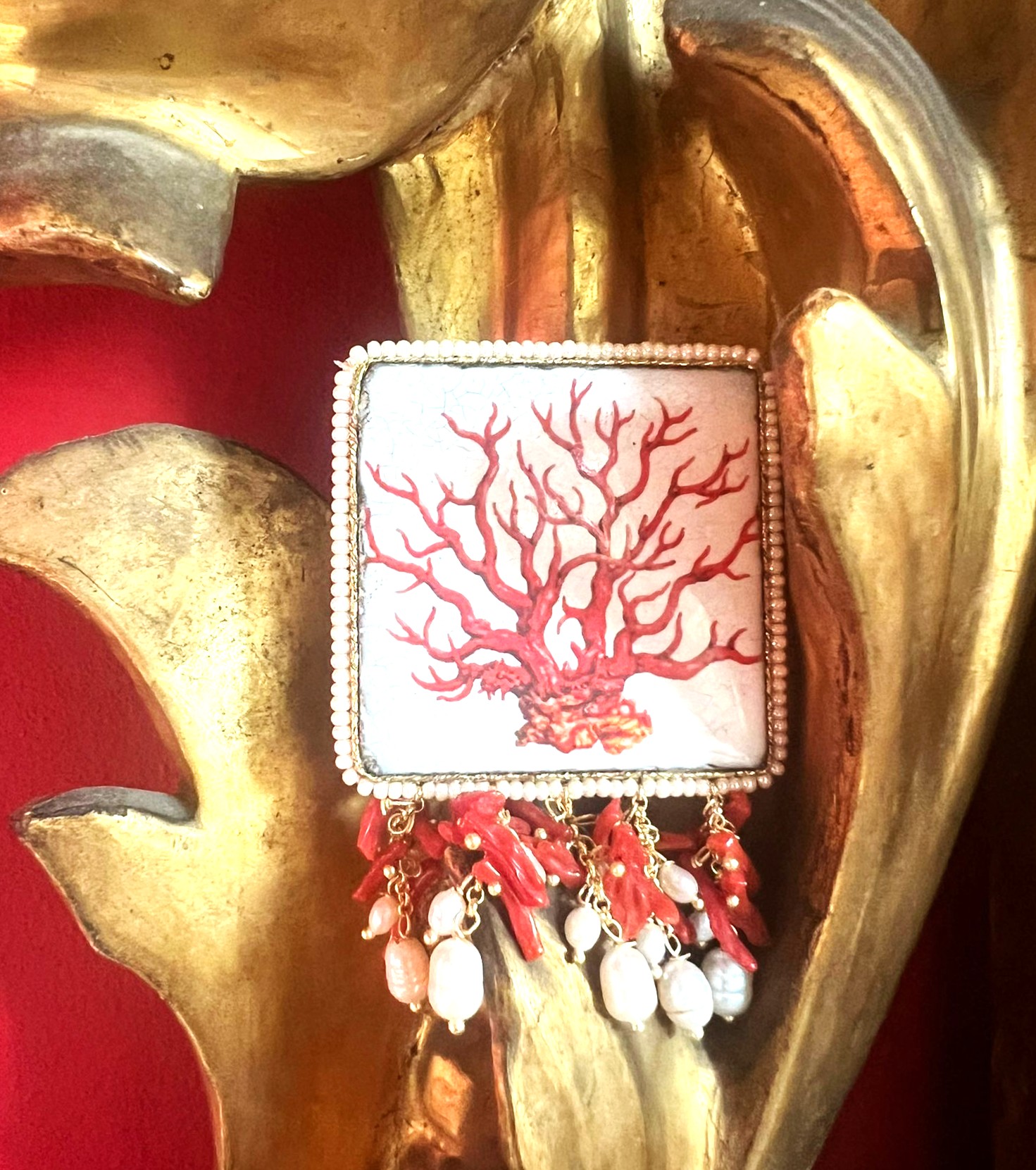 spilla siciliana artigianale con mattonella e corallo