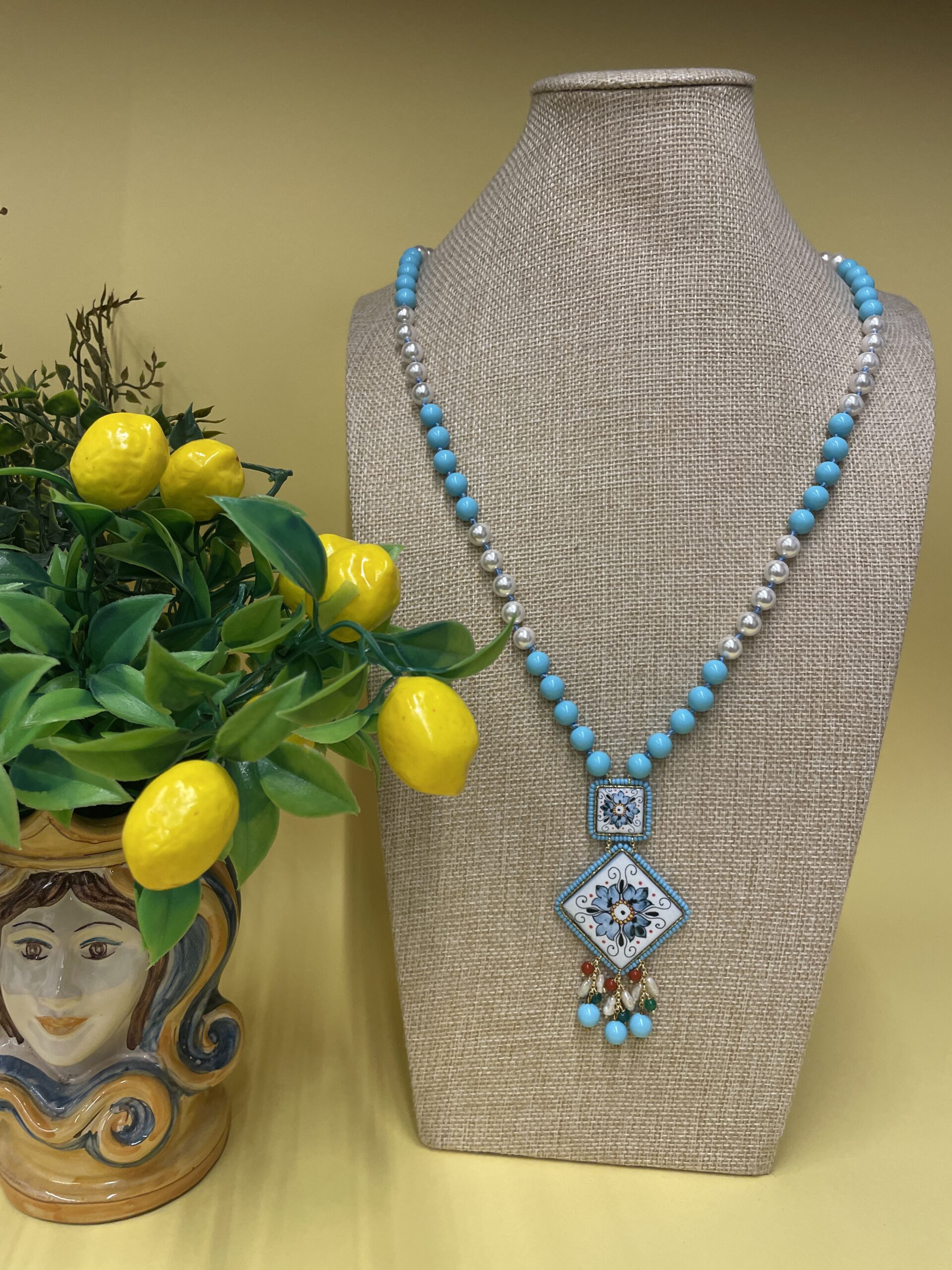 collana siciliana rtigianale con mattonelle caltagirone