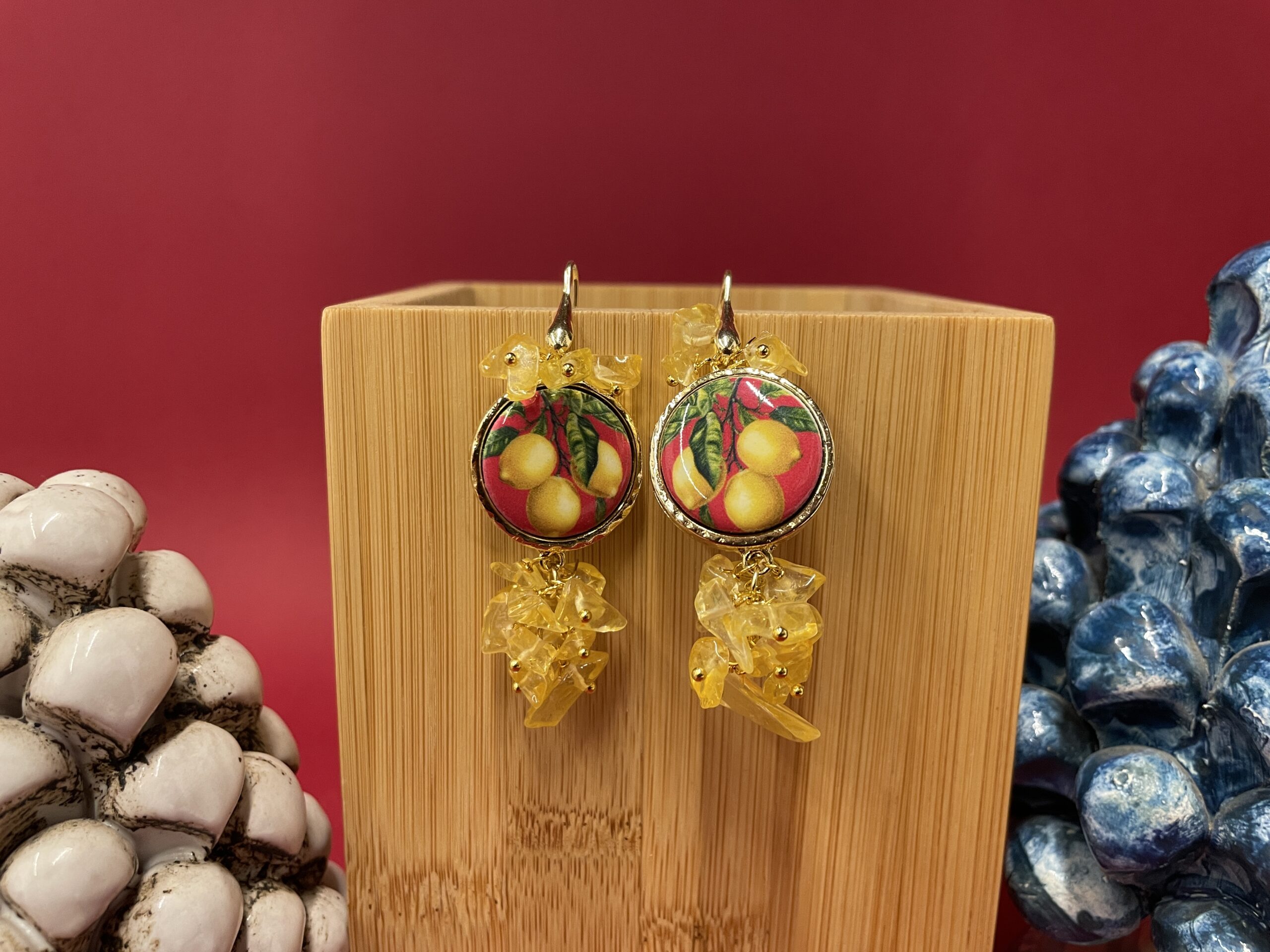 Orecchini siciliani artigianali con limoni su mattonelle caltagirone