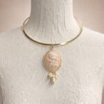 collare rigido con ciondolo cammeo rosa